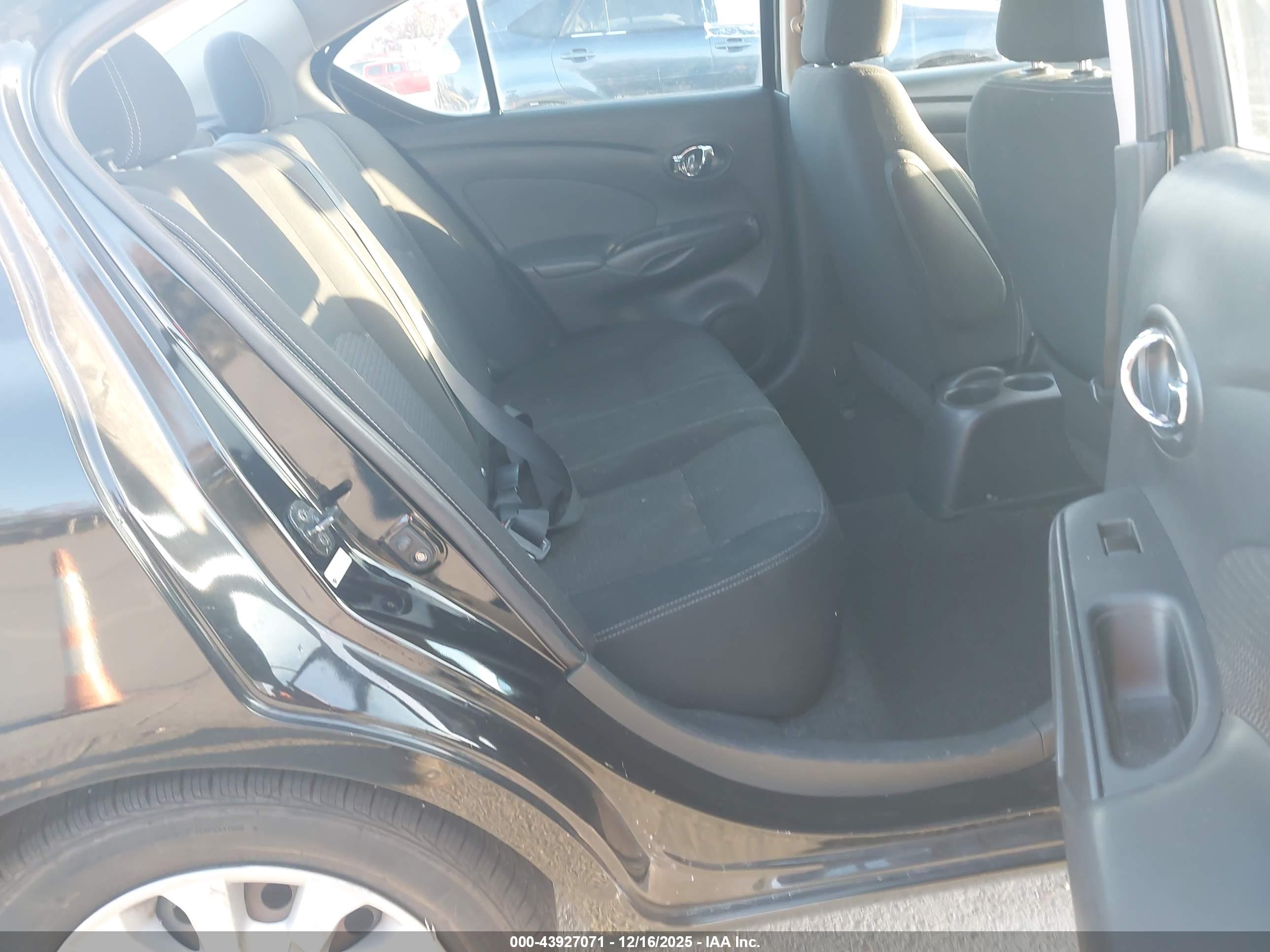 NISSAN VERSA image 8