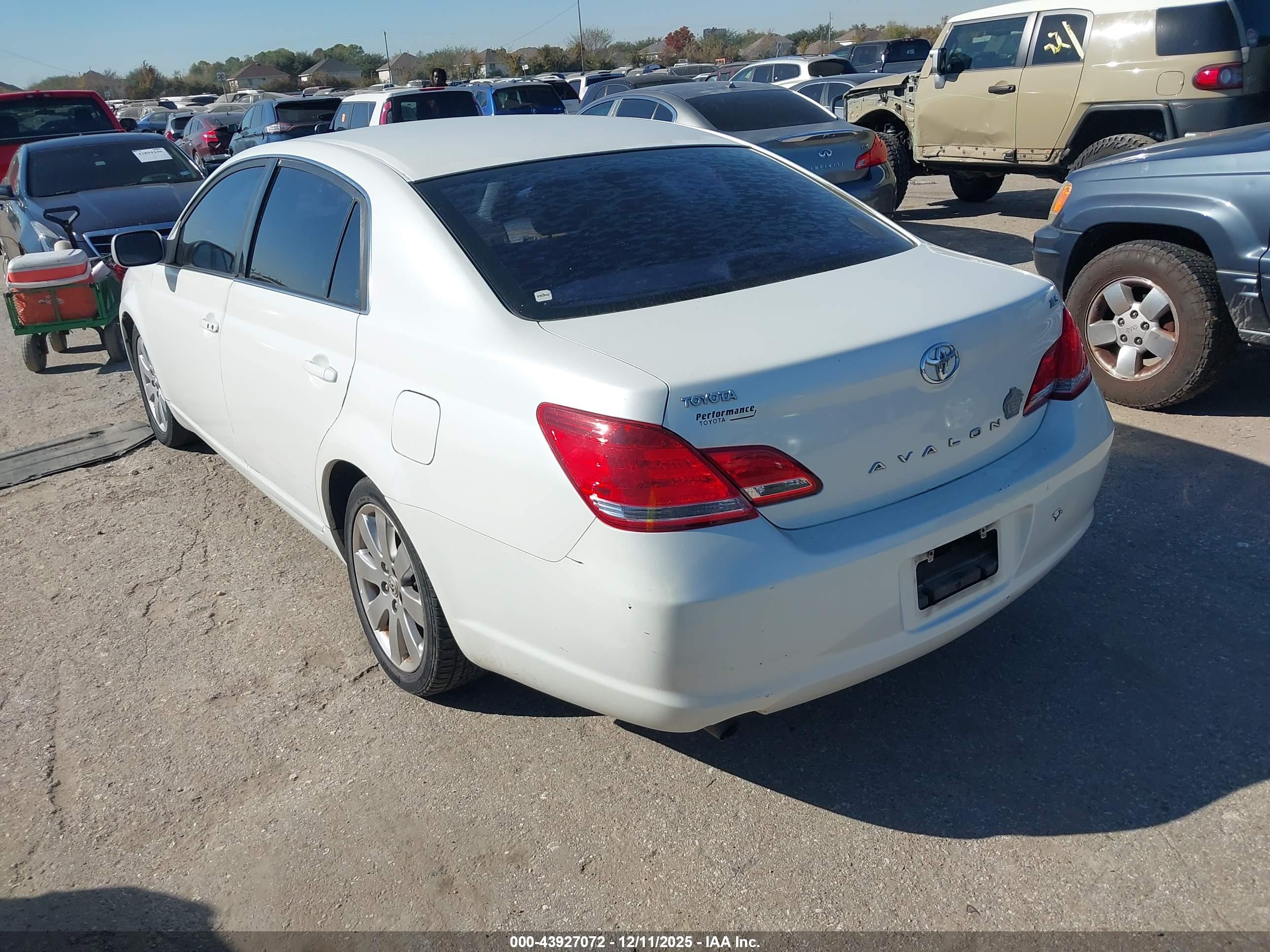 TOYOTA AVALON image 3