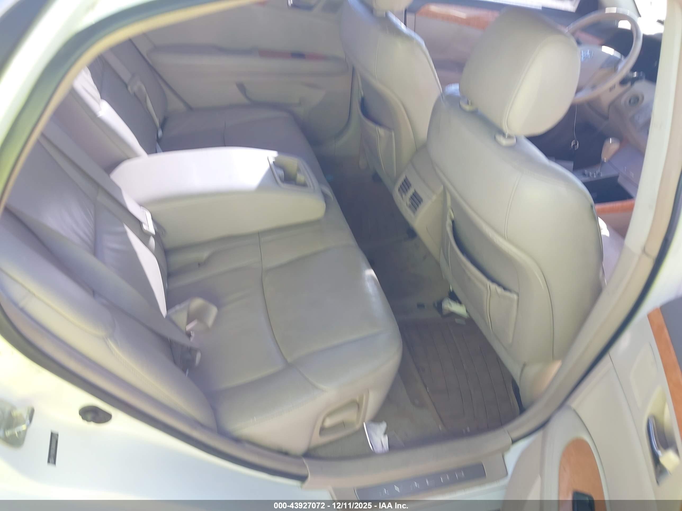 TOYOTA AVALON image 8