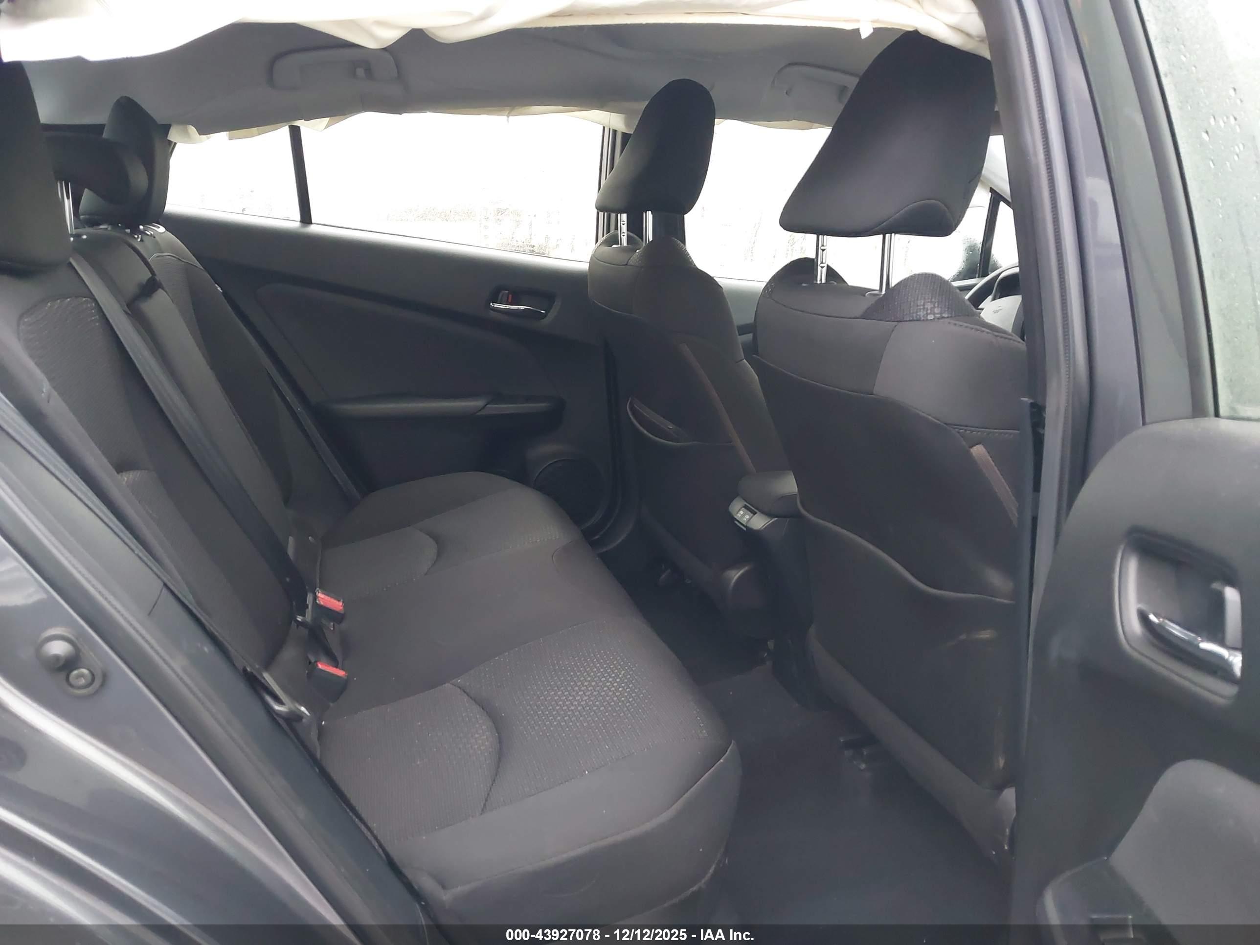 TOYOTA PRIUS image 8