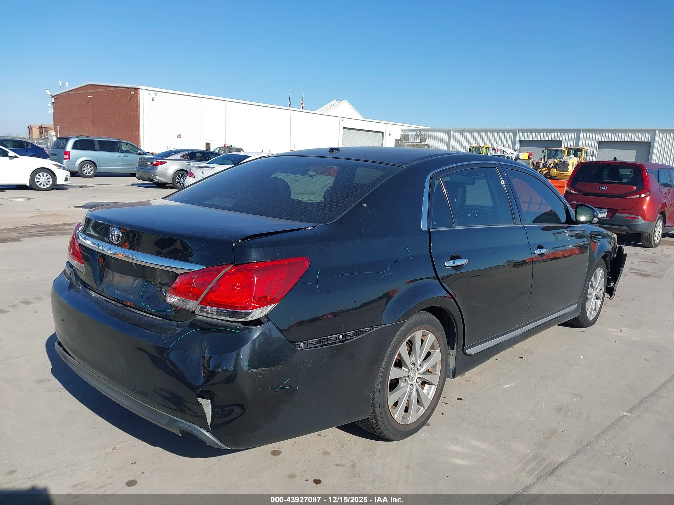 TOYOTA AVALON image 4