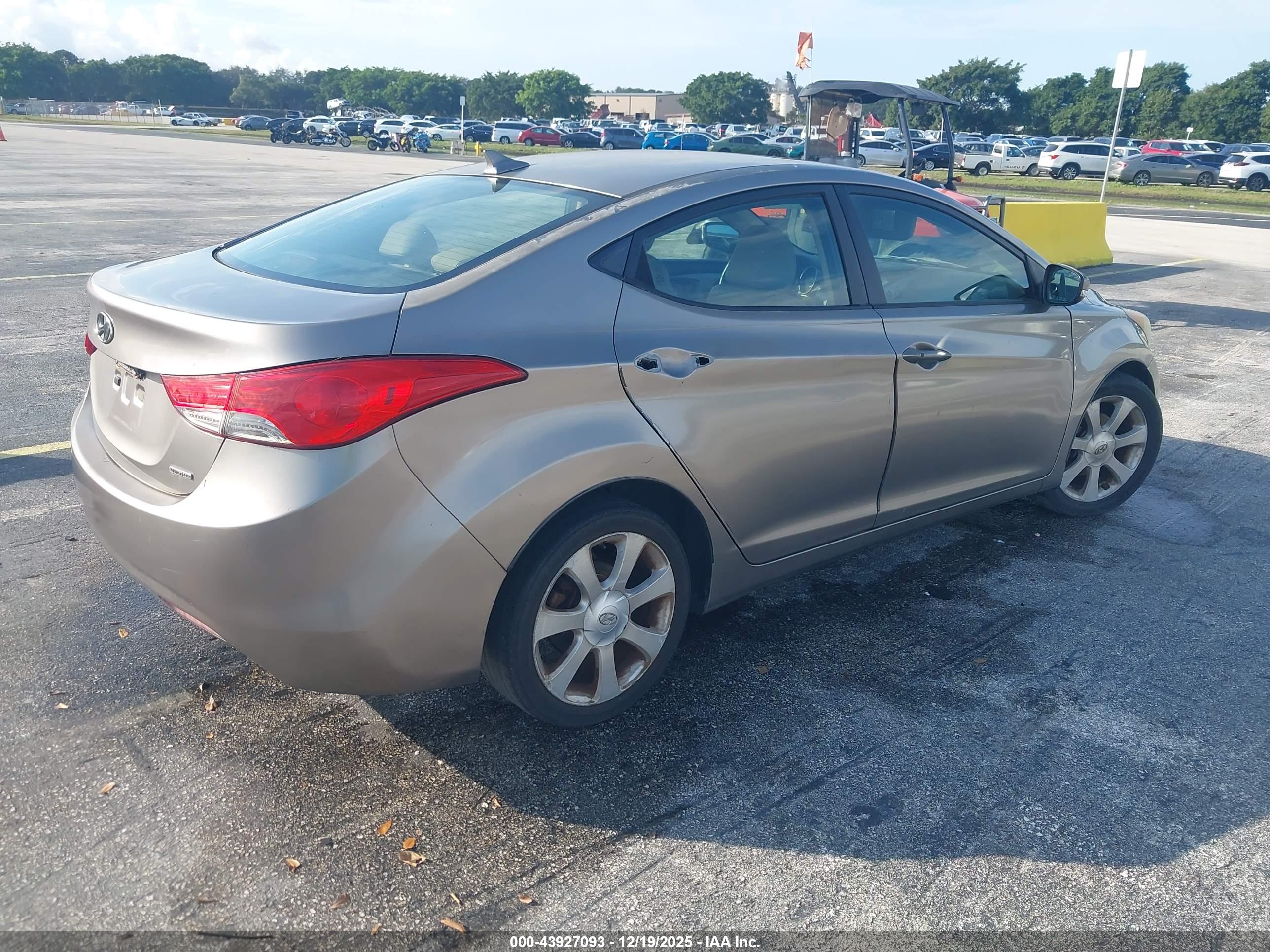 HYUNDAI ELANTRA image 4