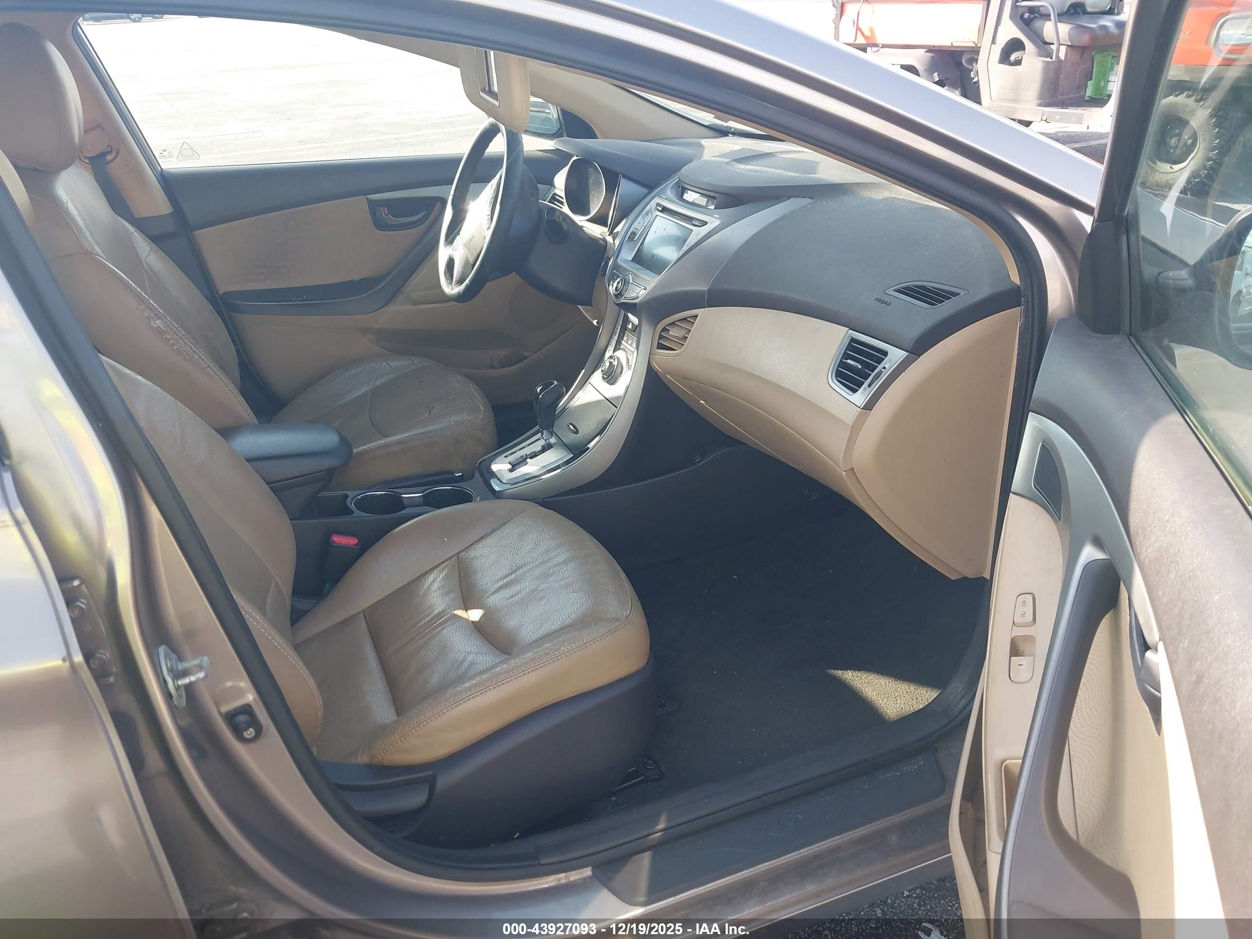 HYUNDAI ELANTRA image 5