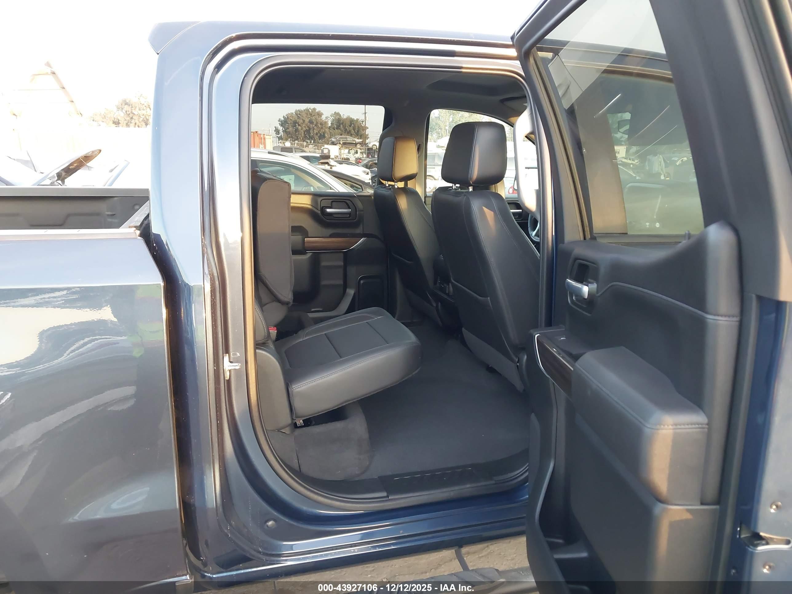 CHEVROLET SILVERADO image 8