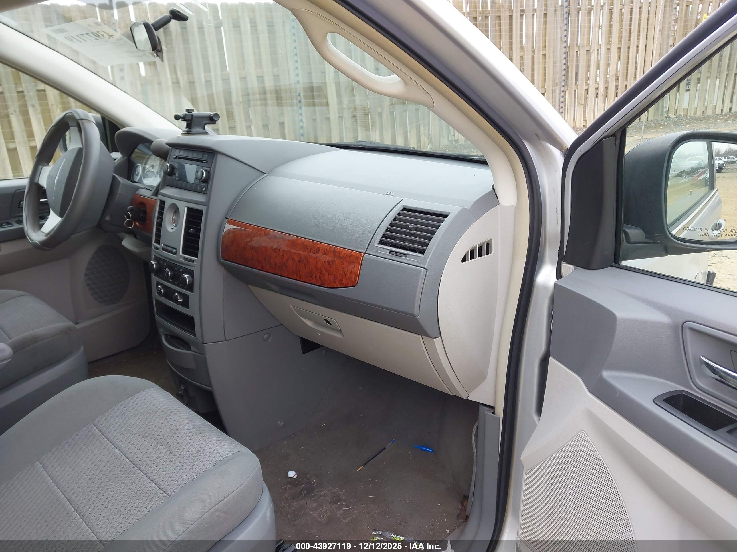 CHRYSLER TOWN image 5