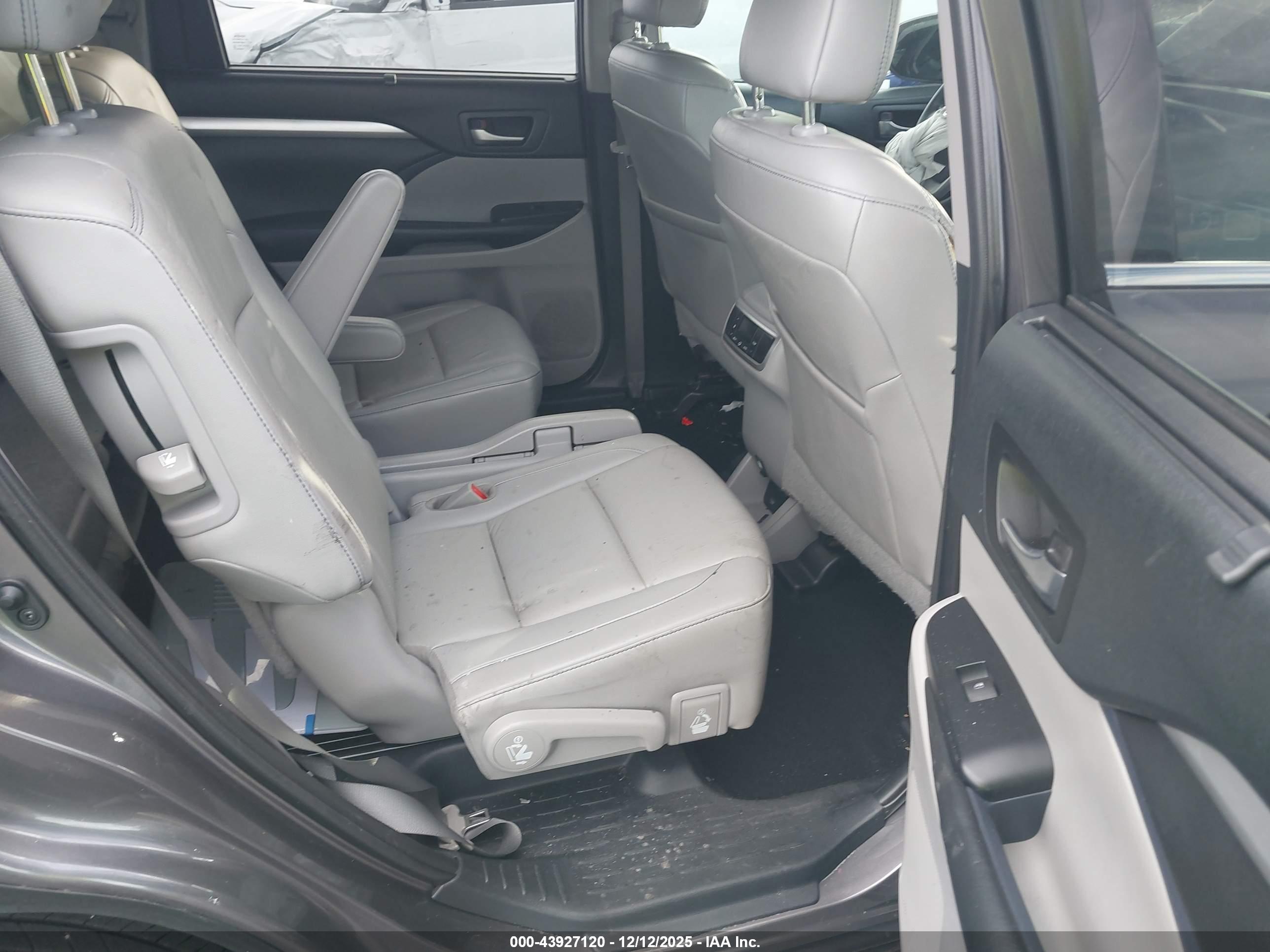 TOYOTA HIGHLANDER image 8