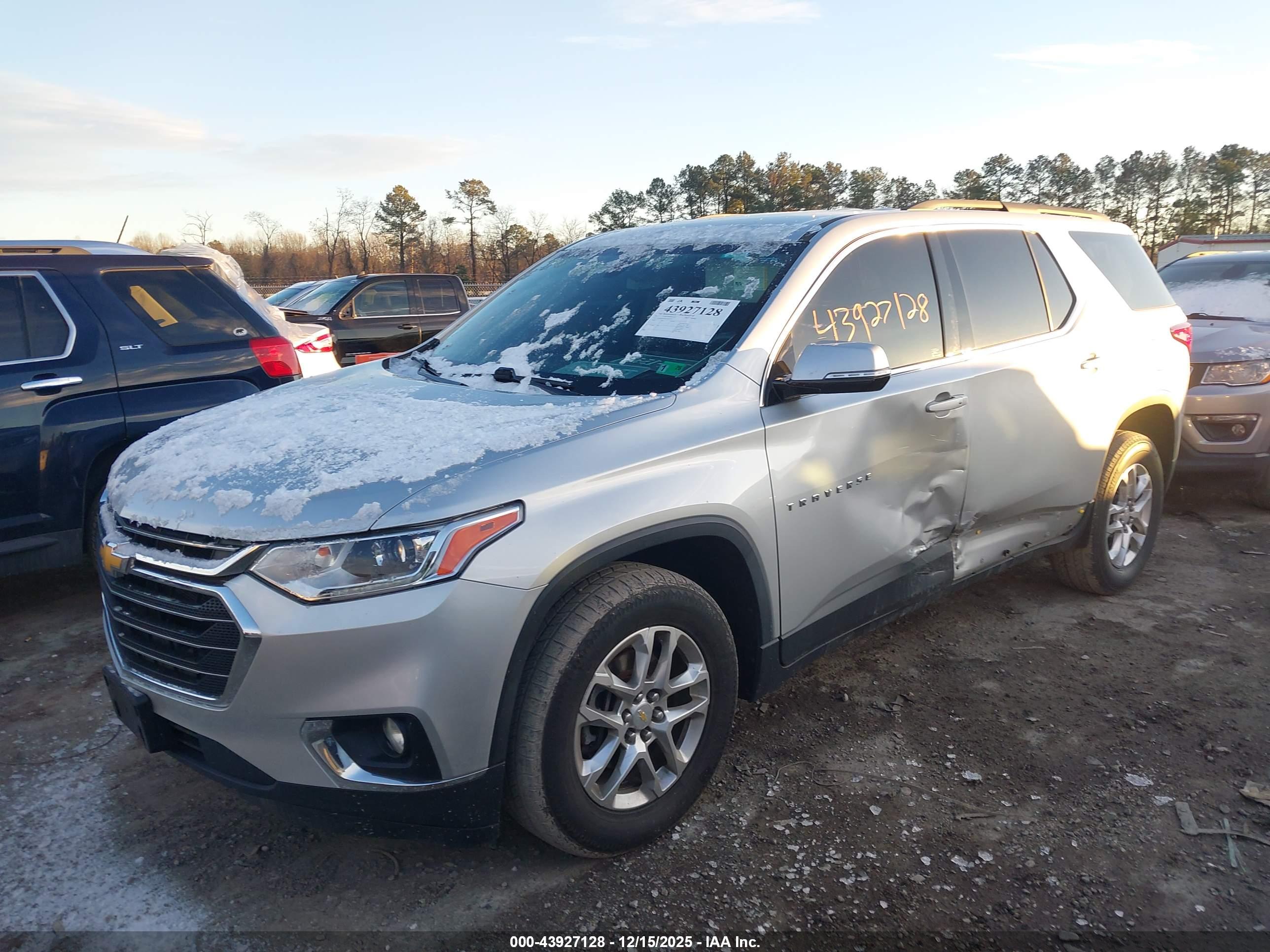 CHEVROLET TRAVERSE image 2
