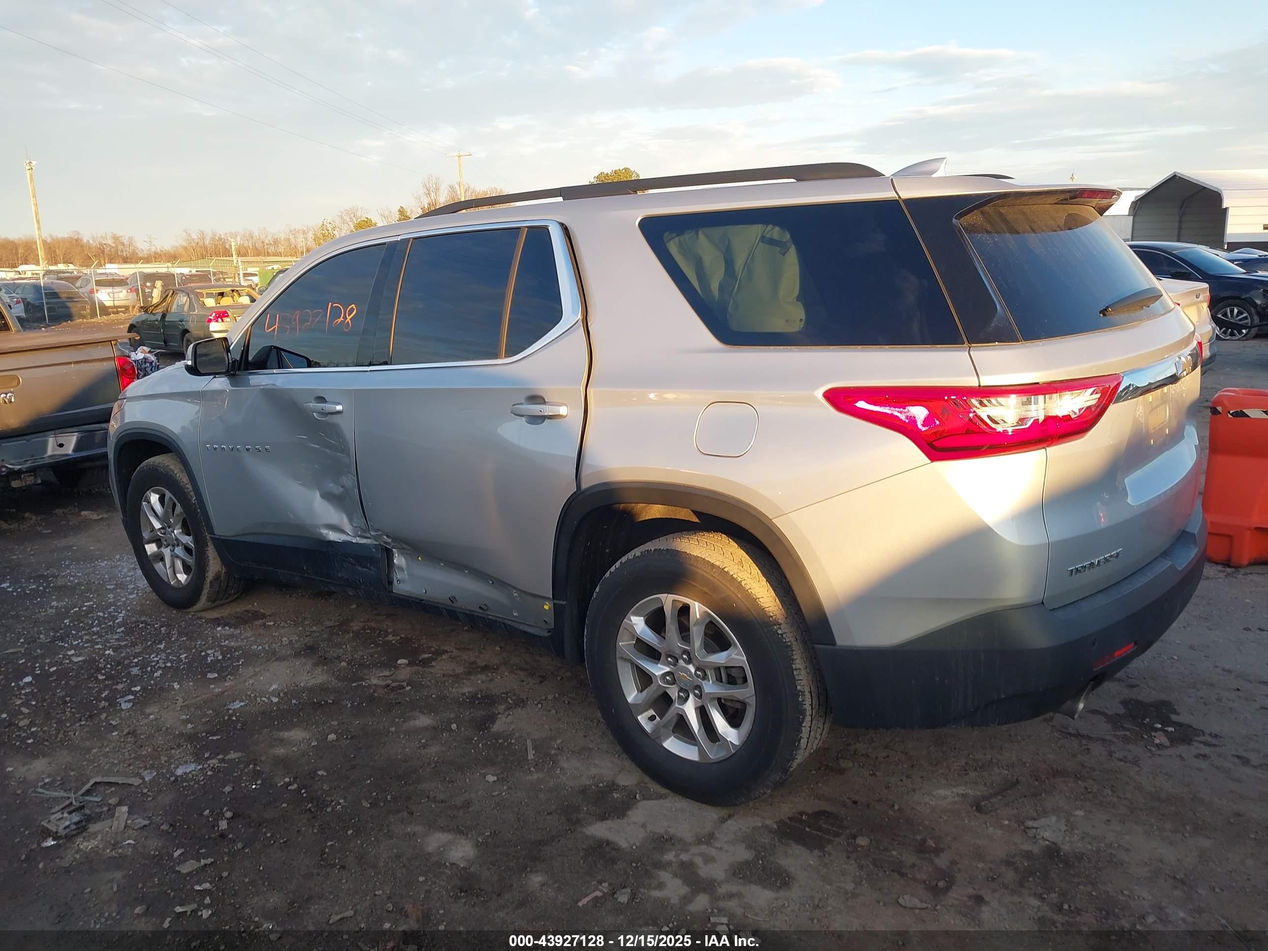 CHEVROLET TRAVERSE image 3