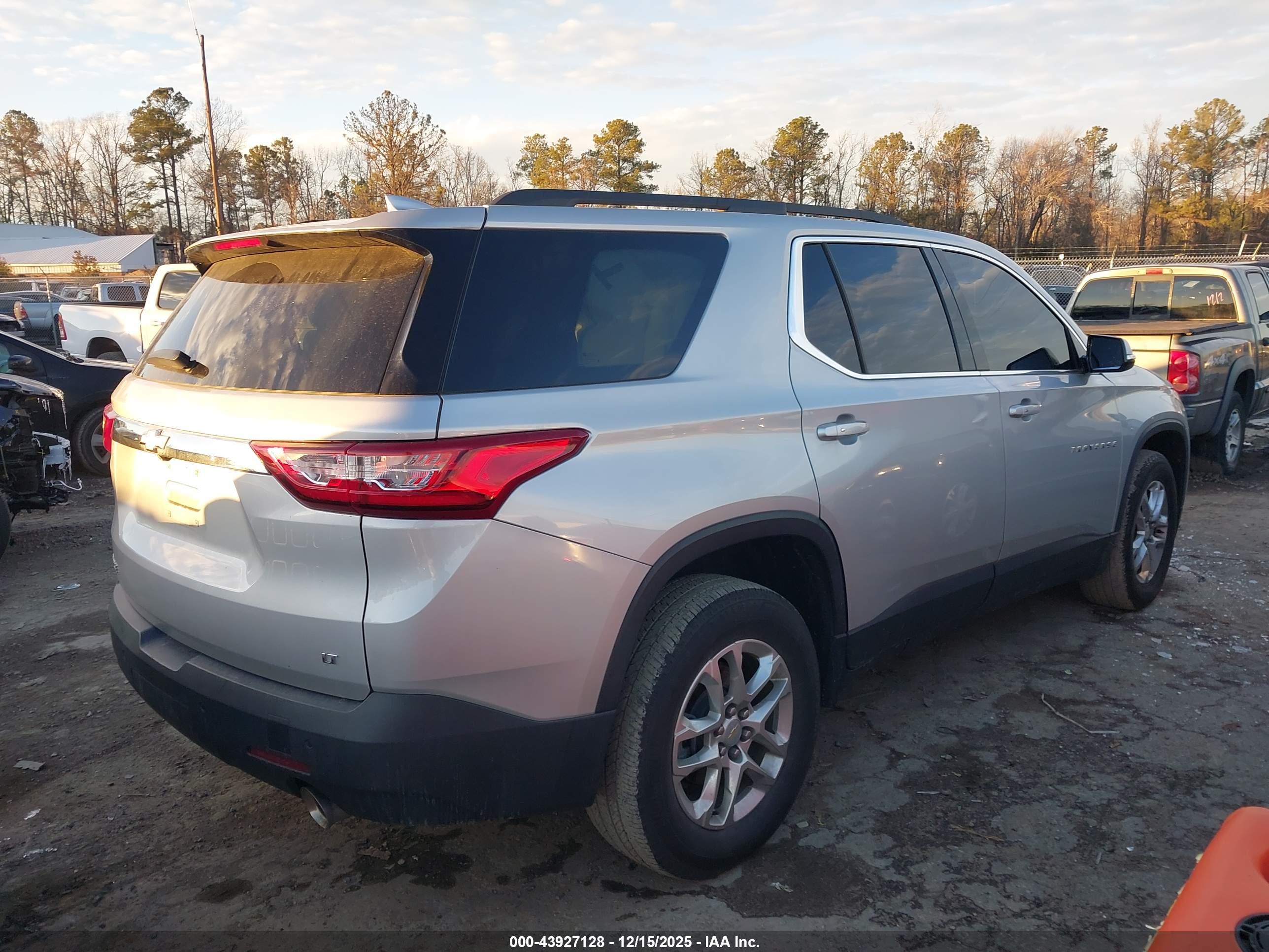 CHEVROLET TRAVERSE image 4