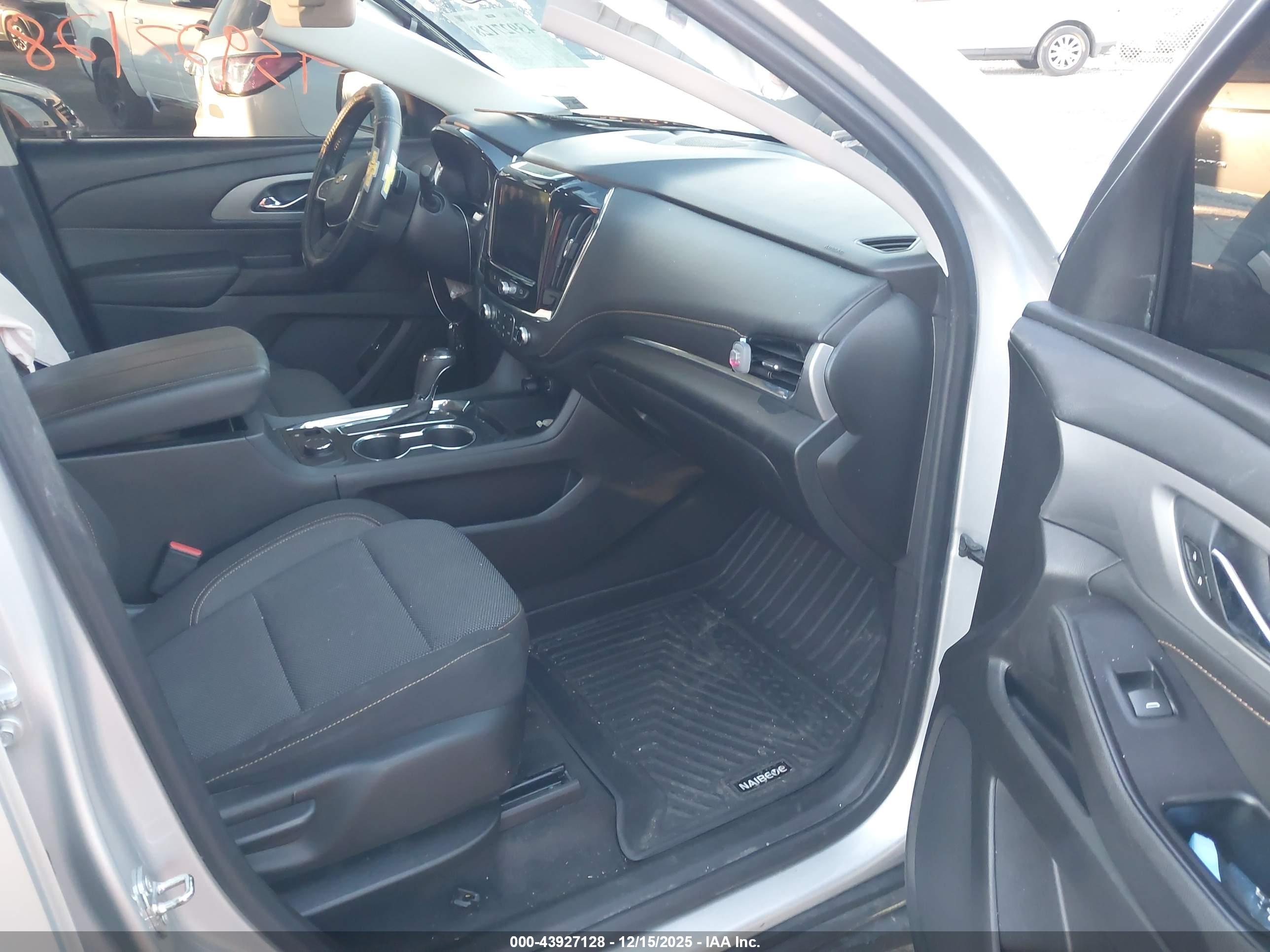 CHEVROLET TRAVERSE image 5