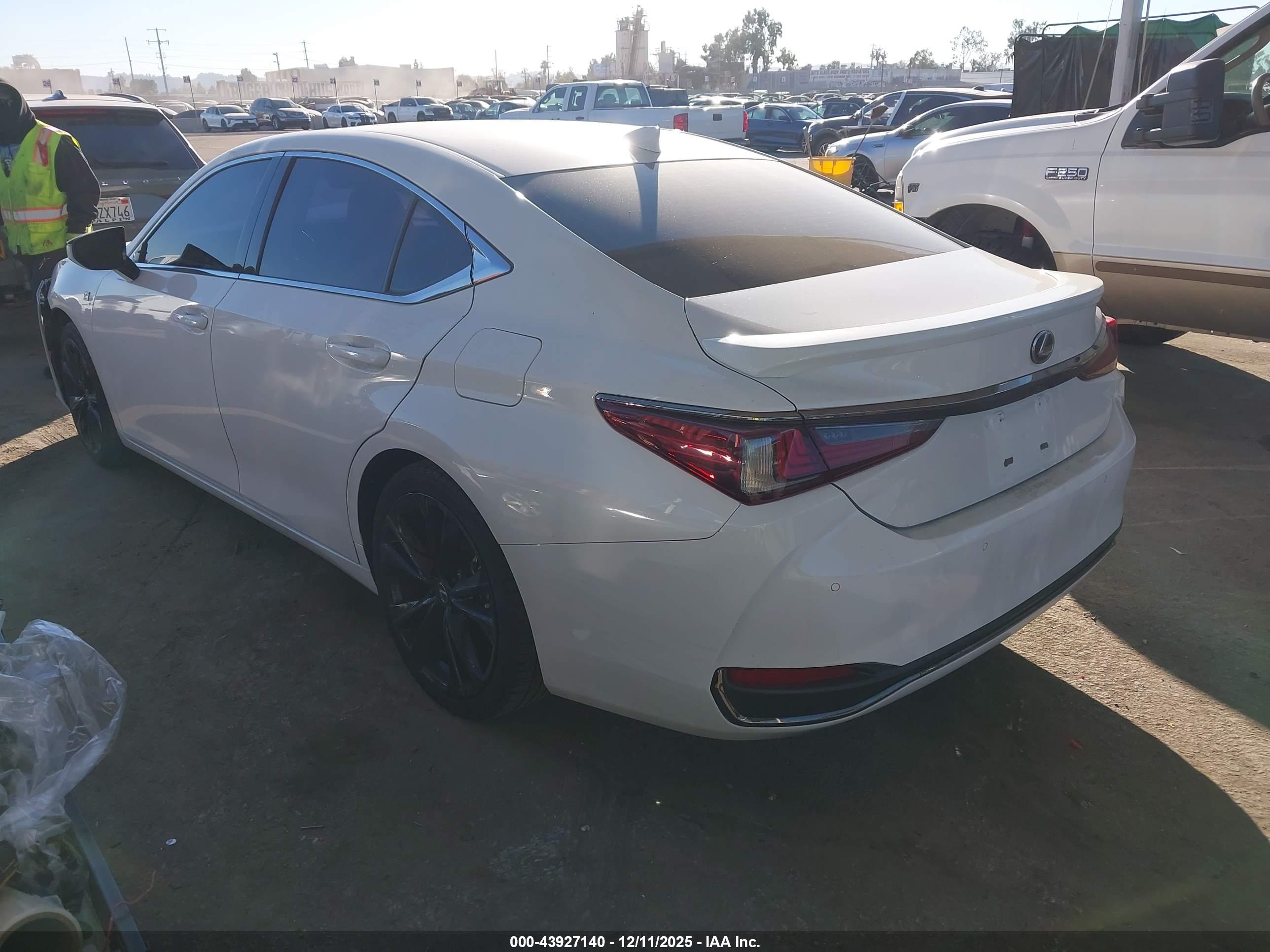 LEXUS ES image 3