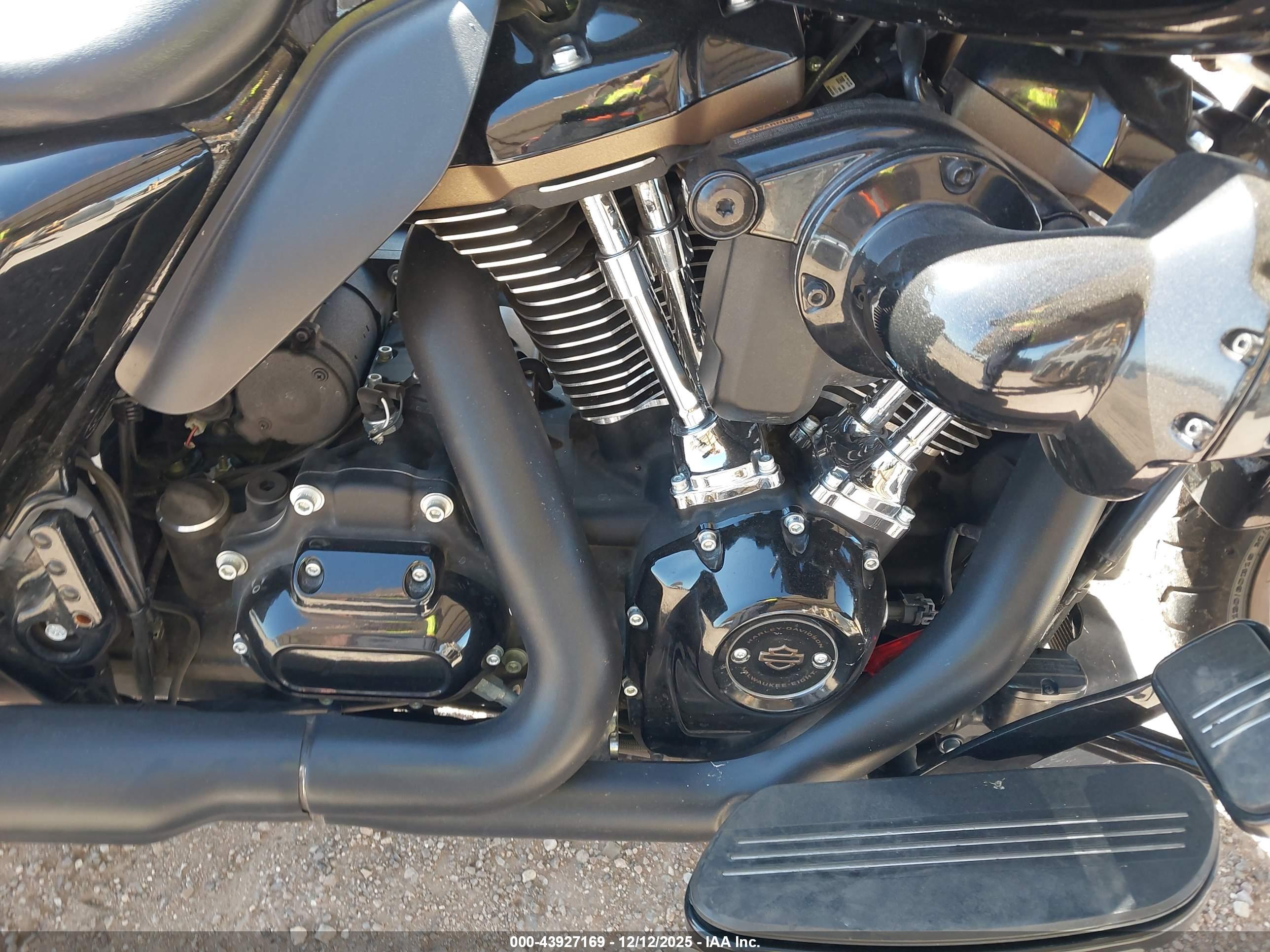 HARLEY-DAVIDSON FLTRXST image 8