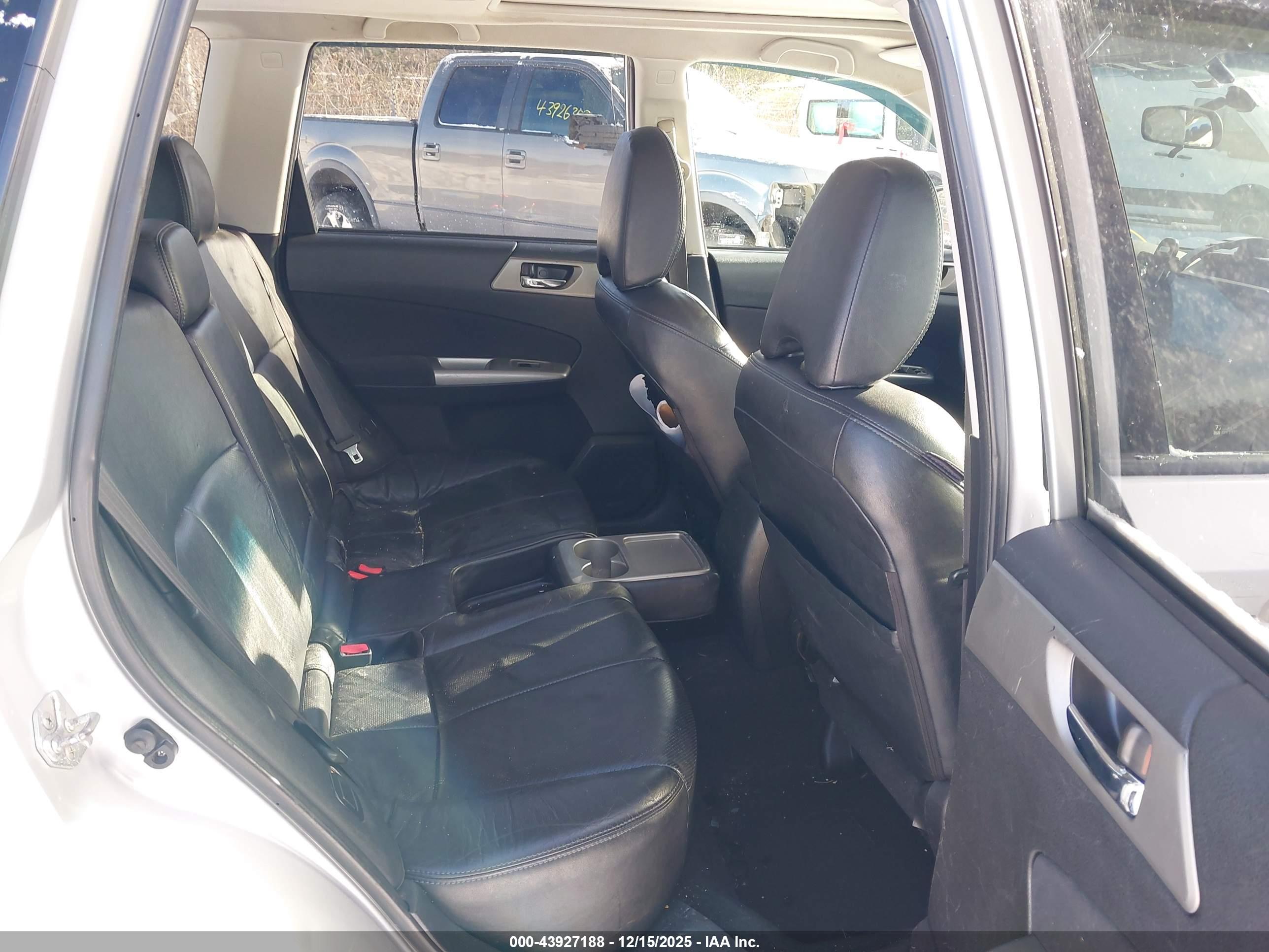 SUBARU FORESTER image 8