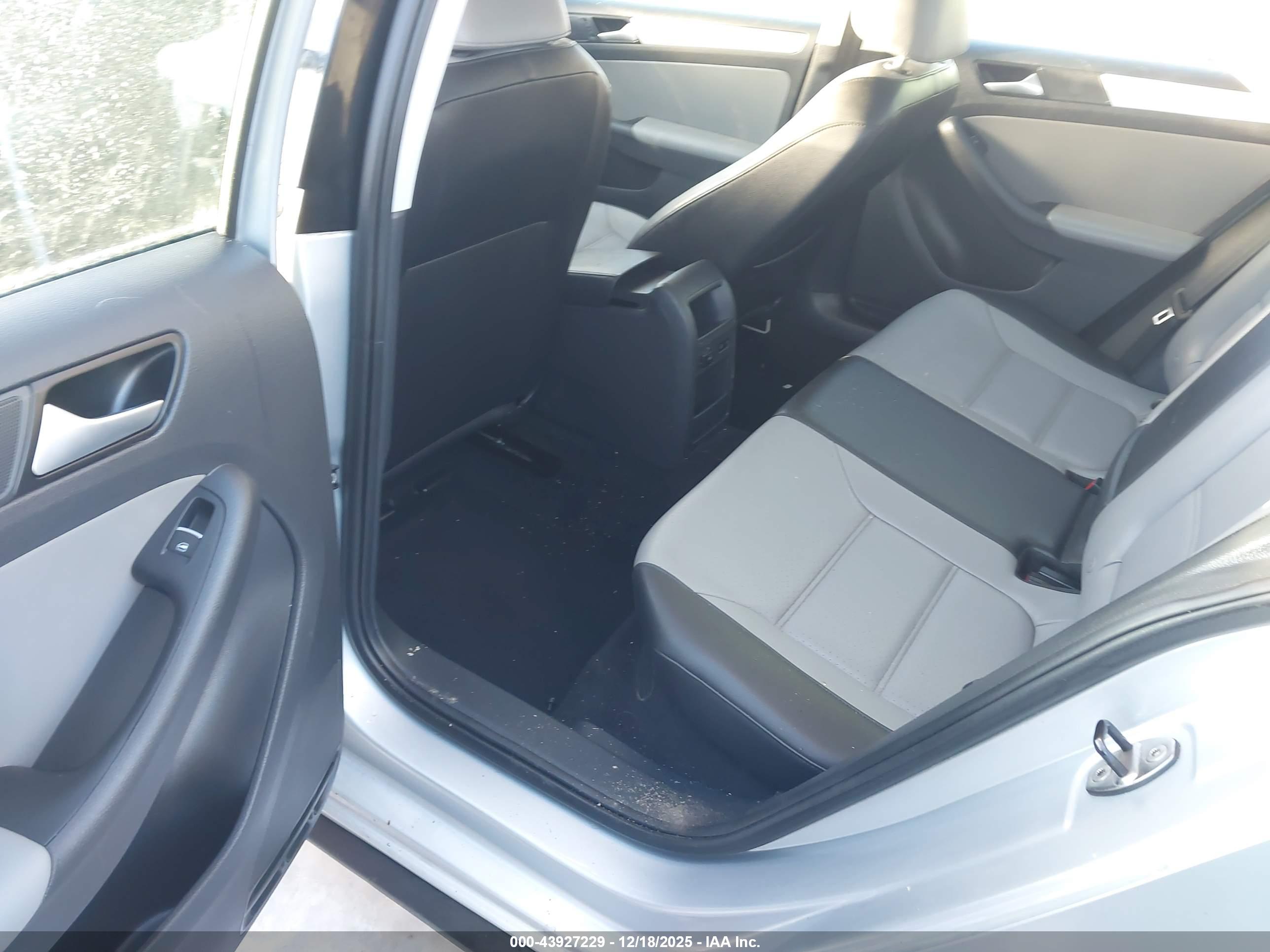 VOLKSWAGEN JETTA image 8