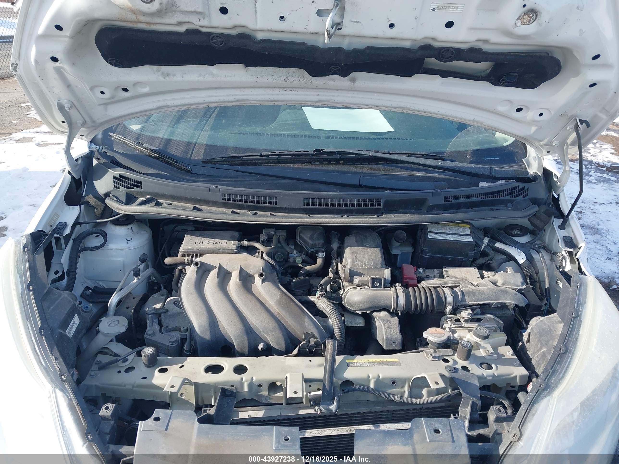 NISSAN VERSA image 10