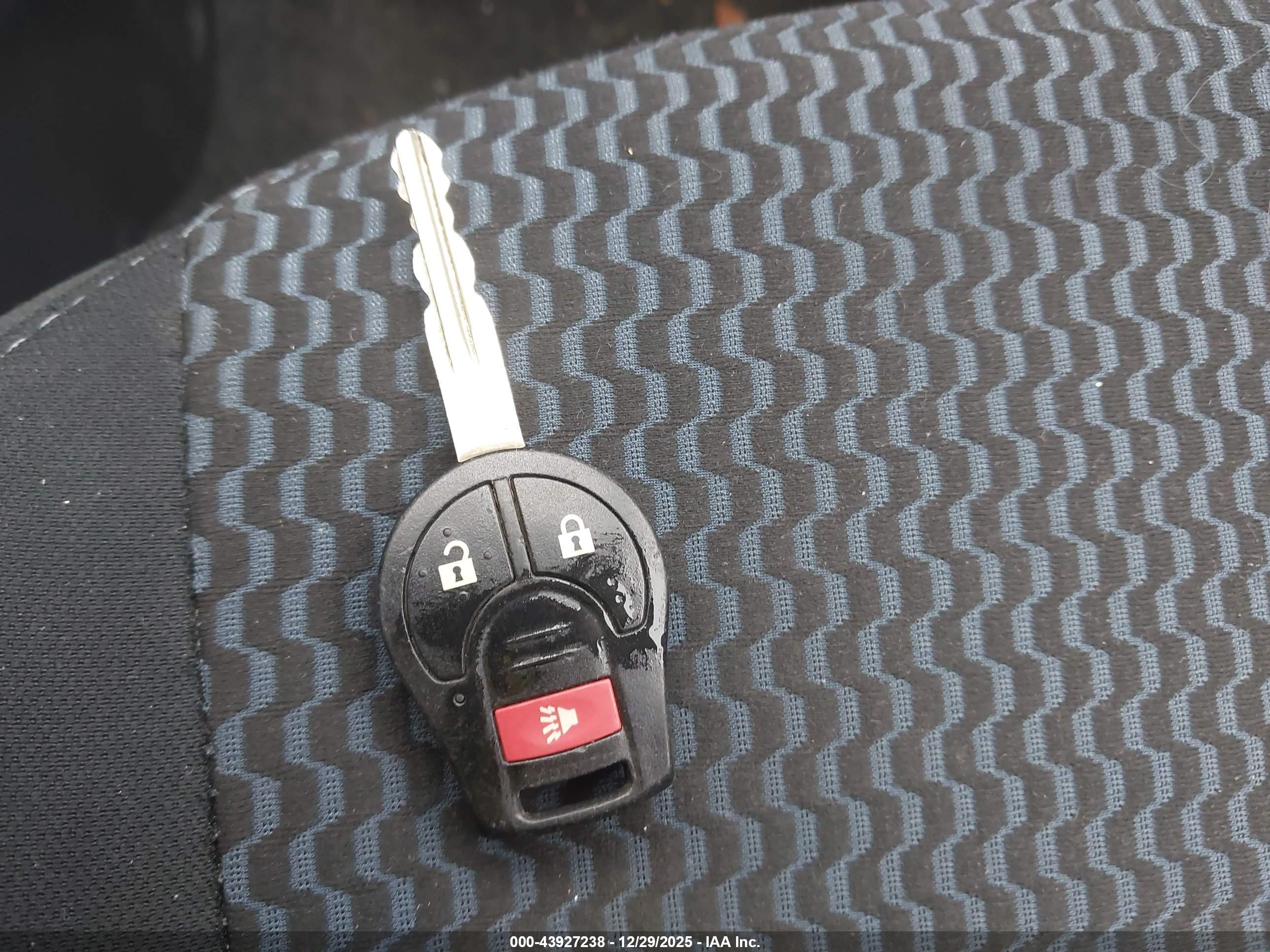 NISSAN VERSA image 11