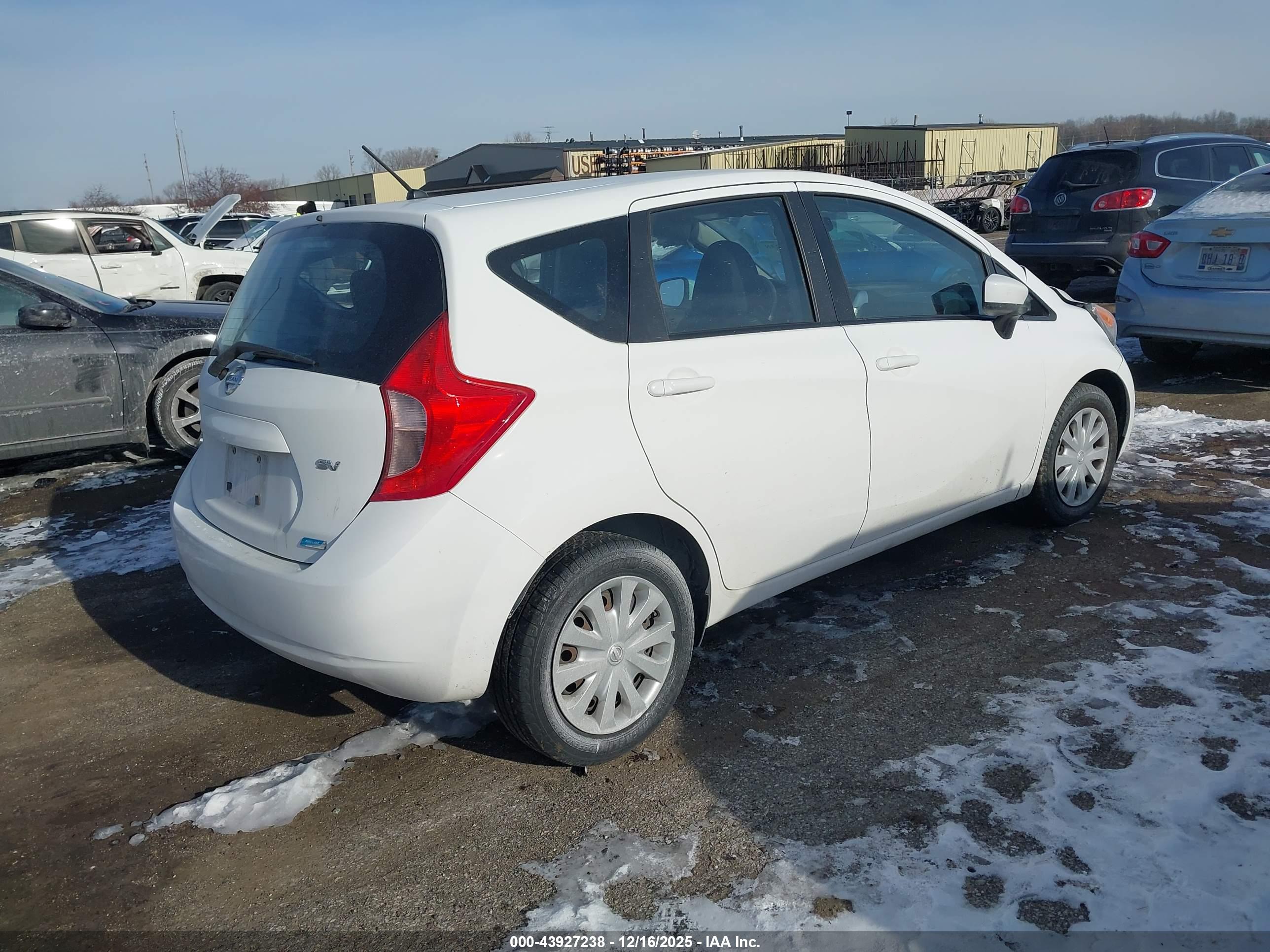 NISSAN VERSA image 4