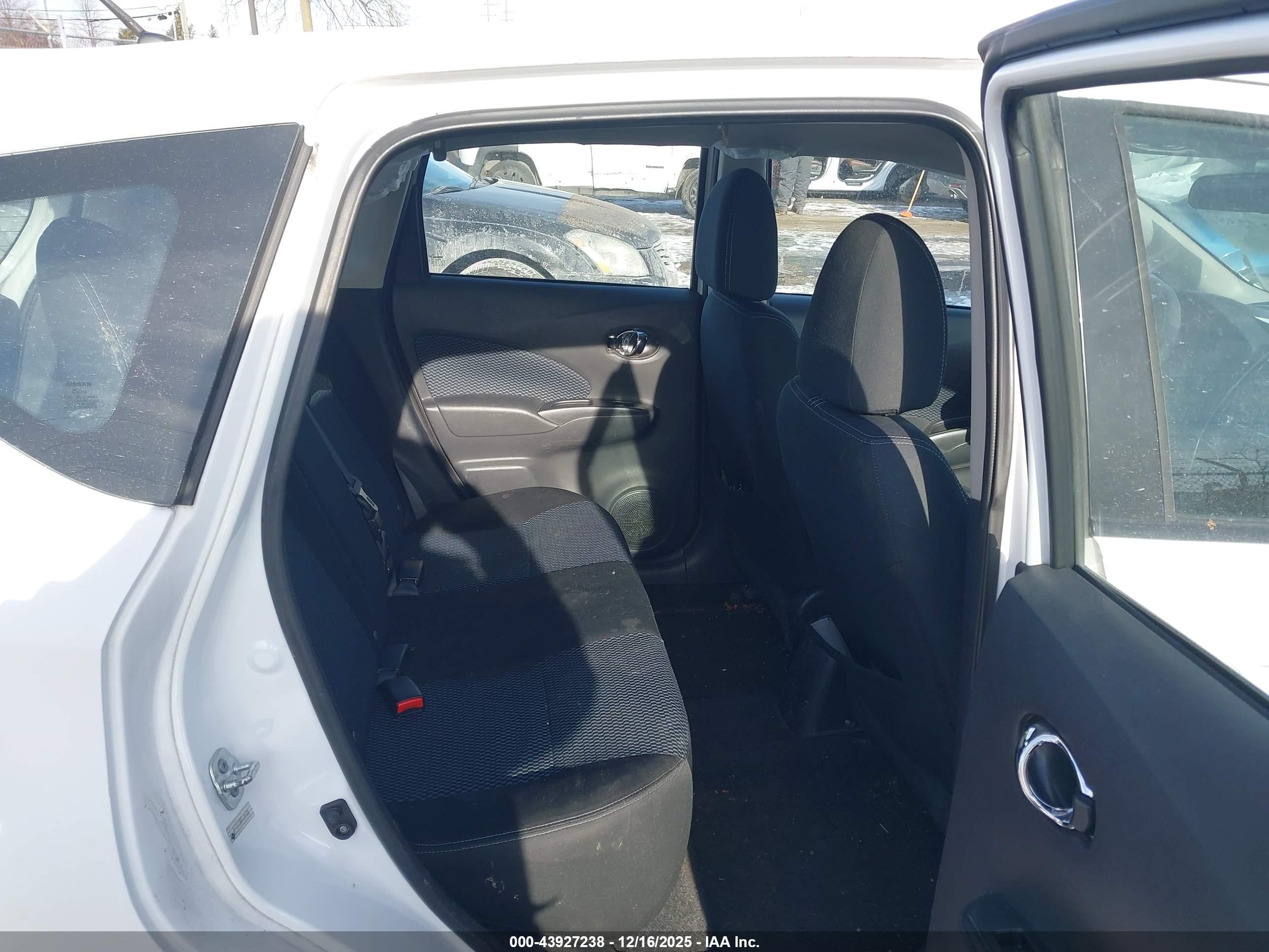 NISSAN VERSA image 8