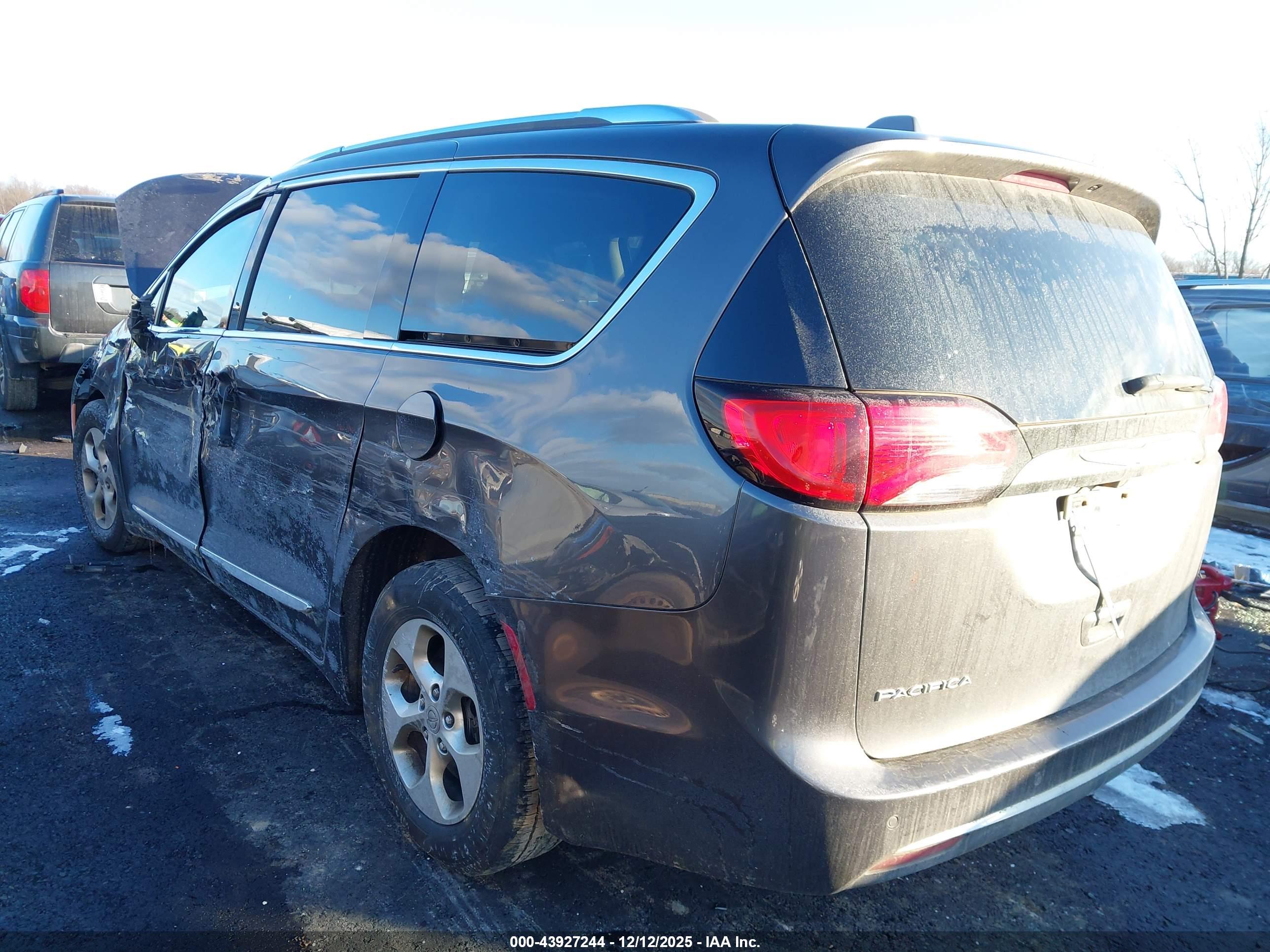 CHRYSLER PACIFICA image 3