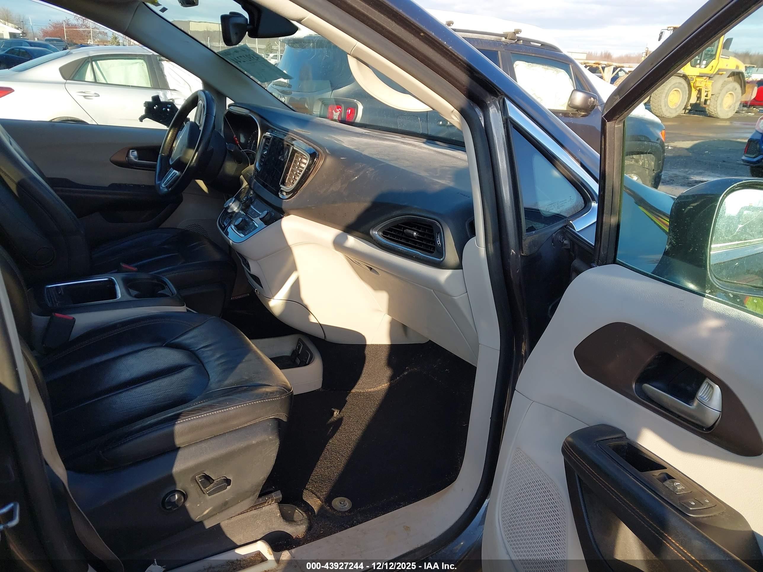 CHRYSLER PACIFICA image 5