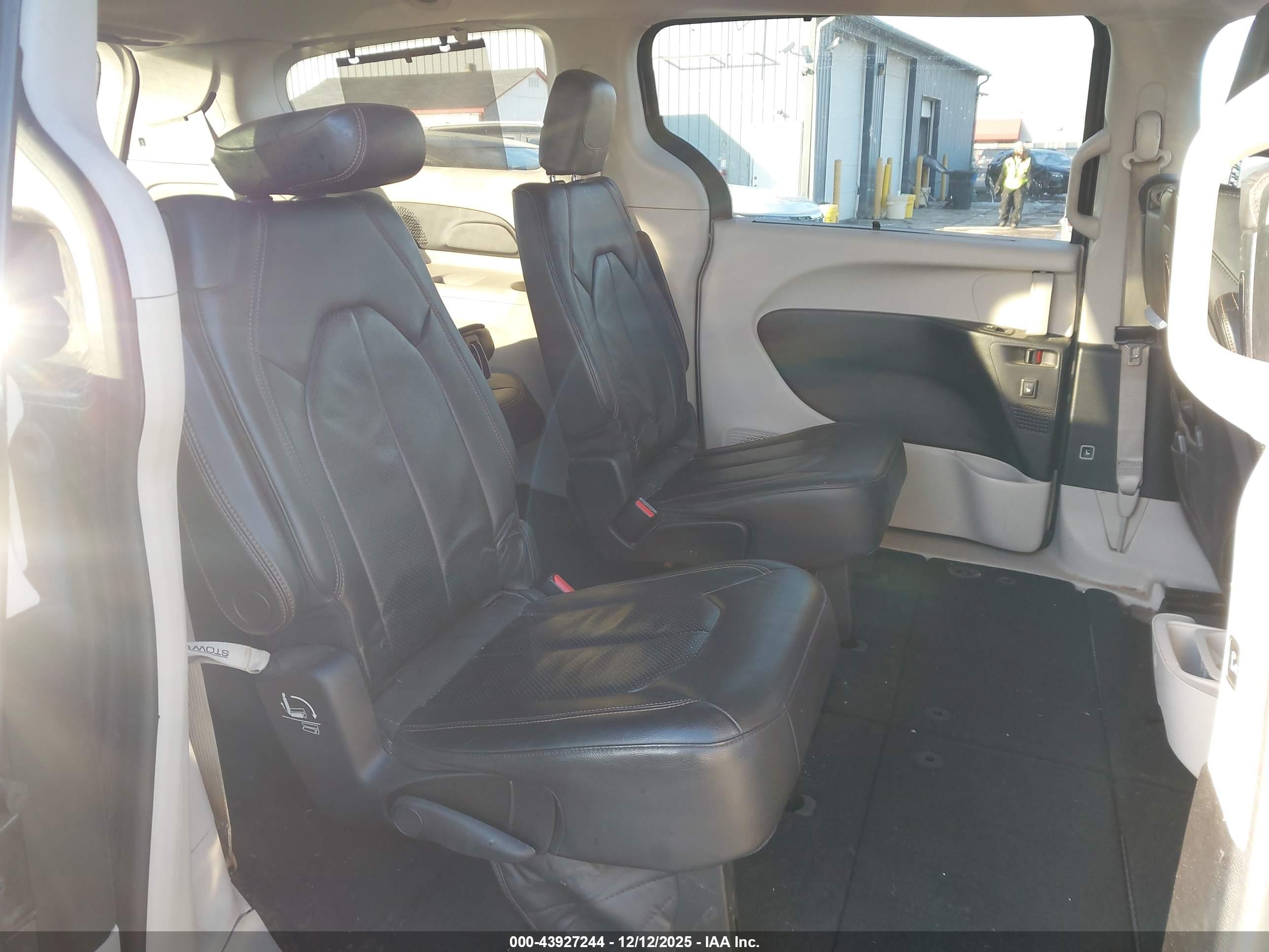 CHRYSLER PACIFICA image 8