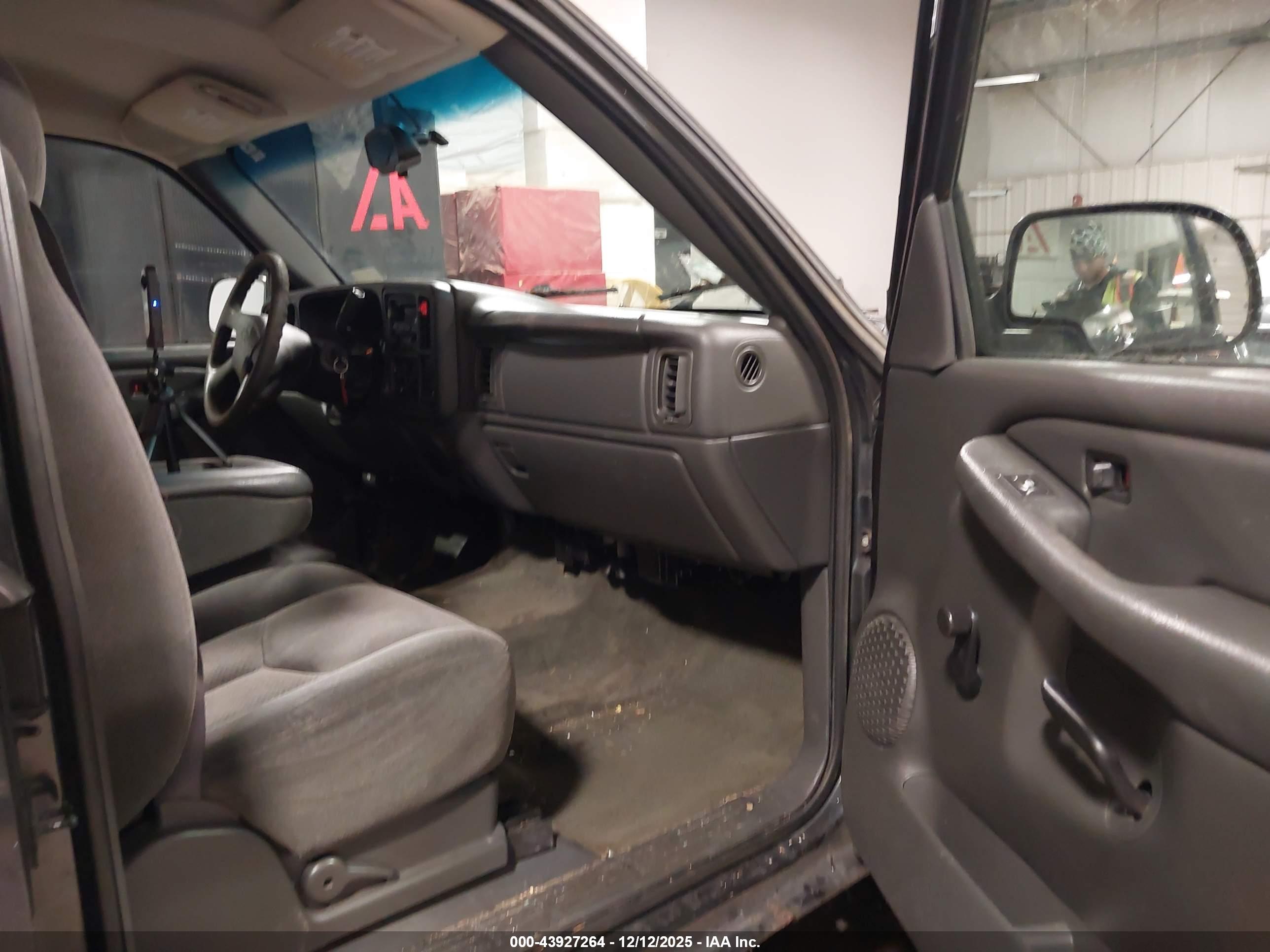 CHEVROLET SILVERADO image 5