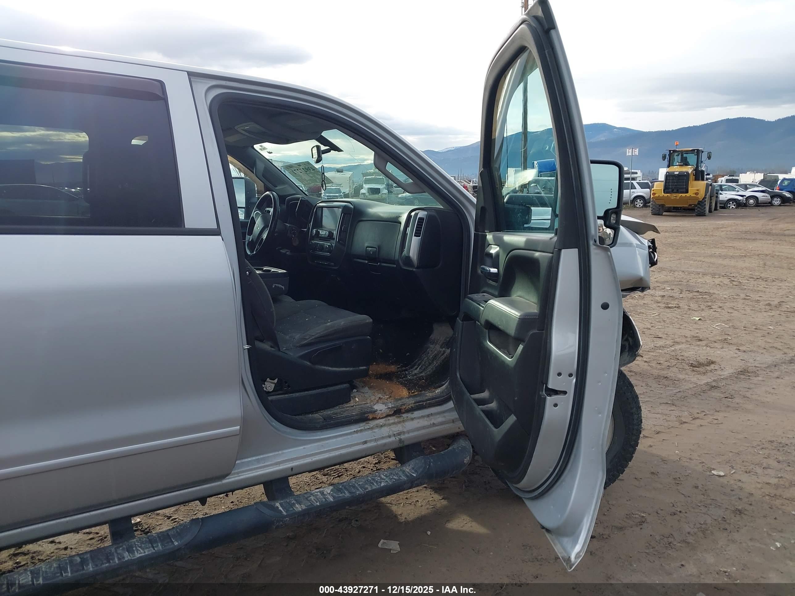 CHEVROLET SILVERADO image 5
