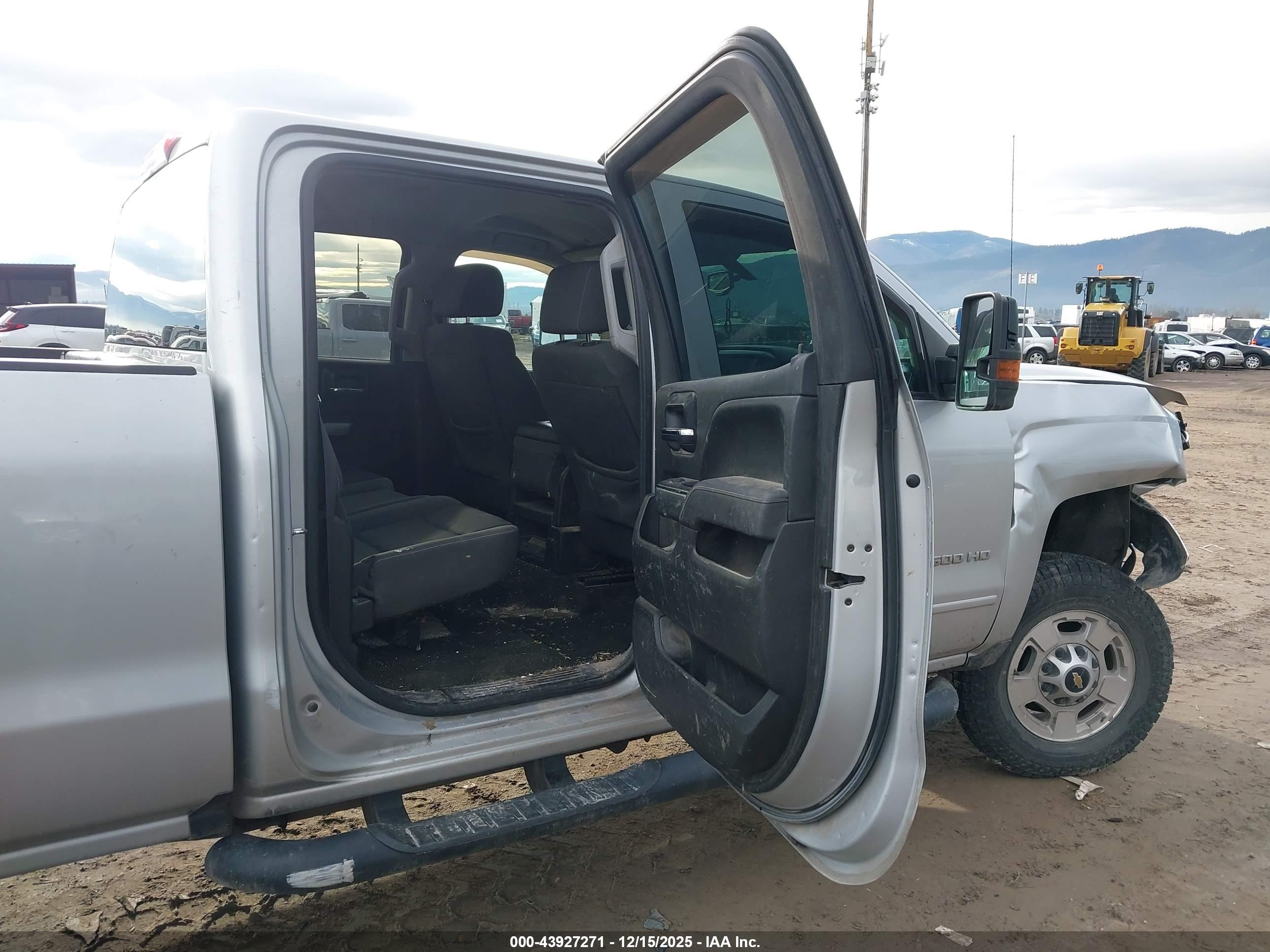 CHEVROLET SILVERADO image 8