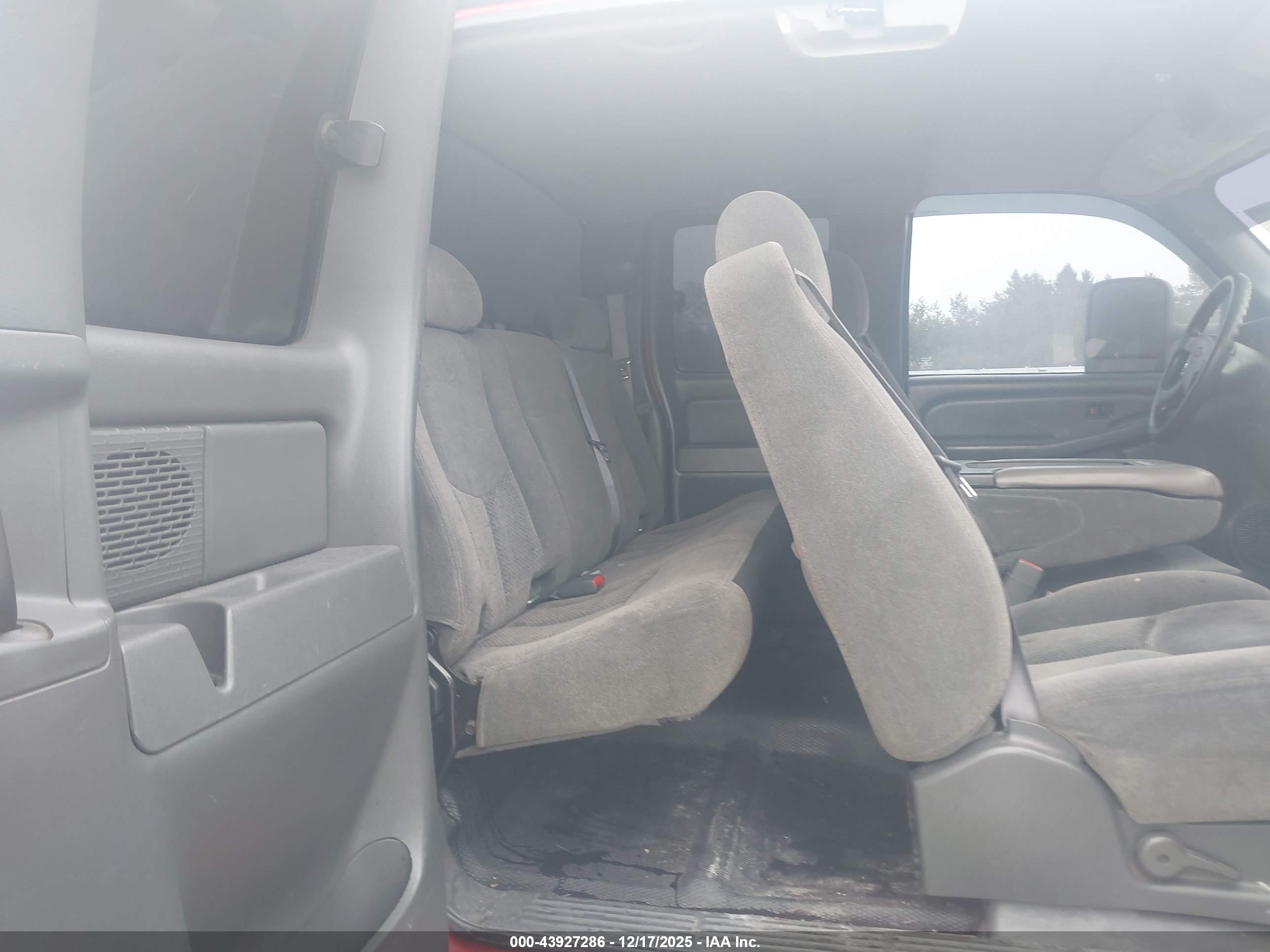 CHEVROLET SILVERADO image 8