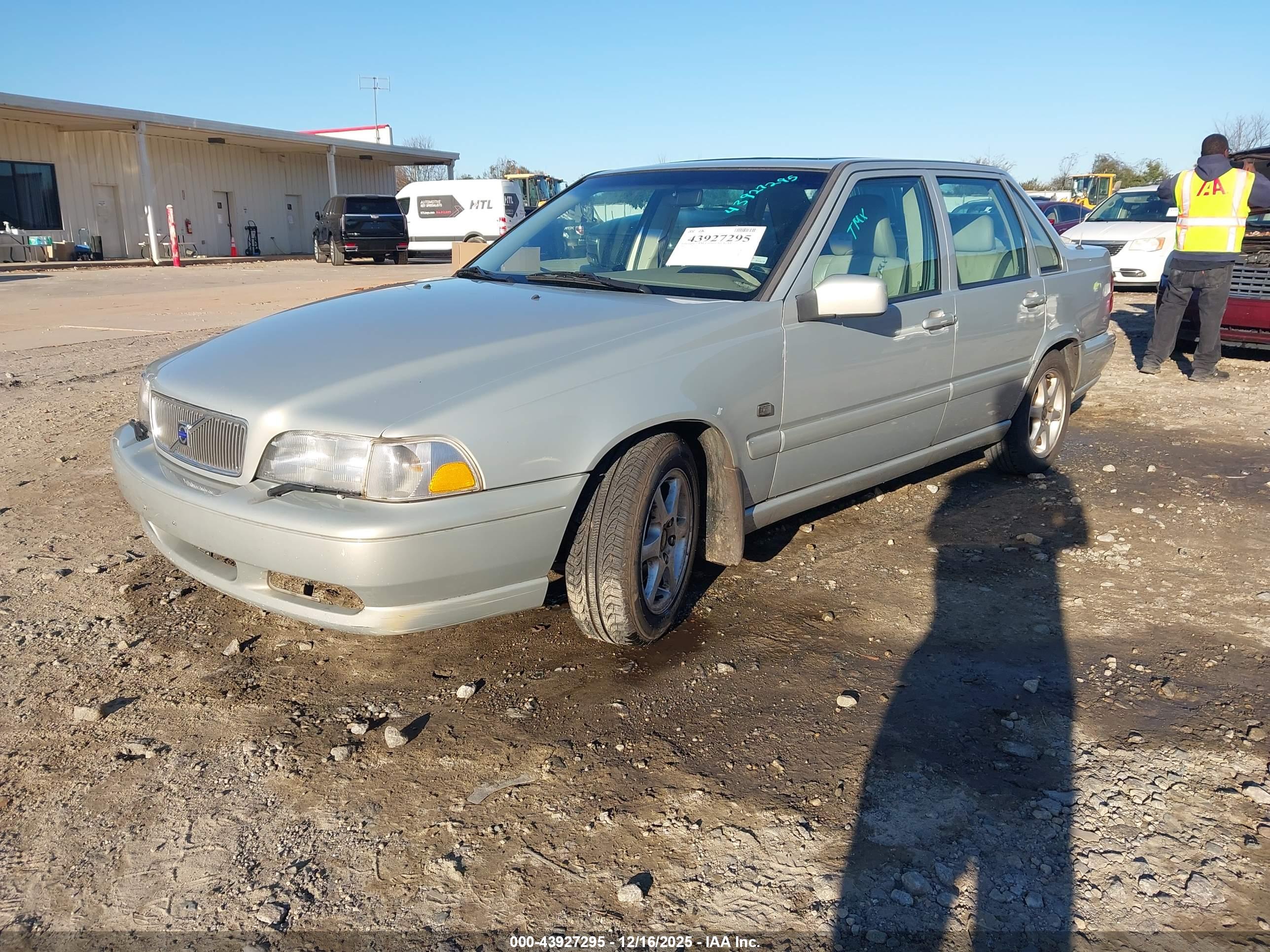 VOLVO S70 image 2