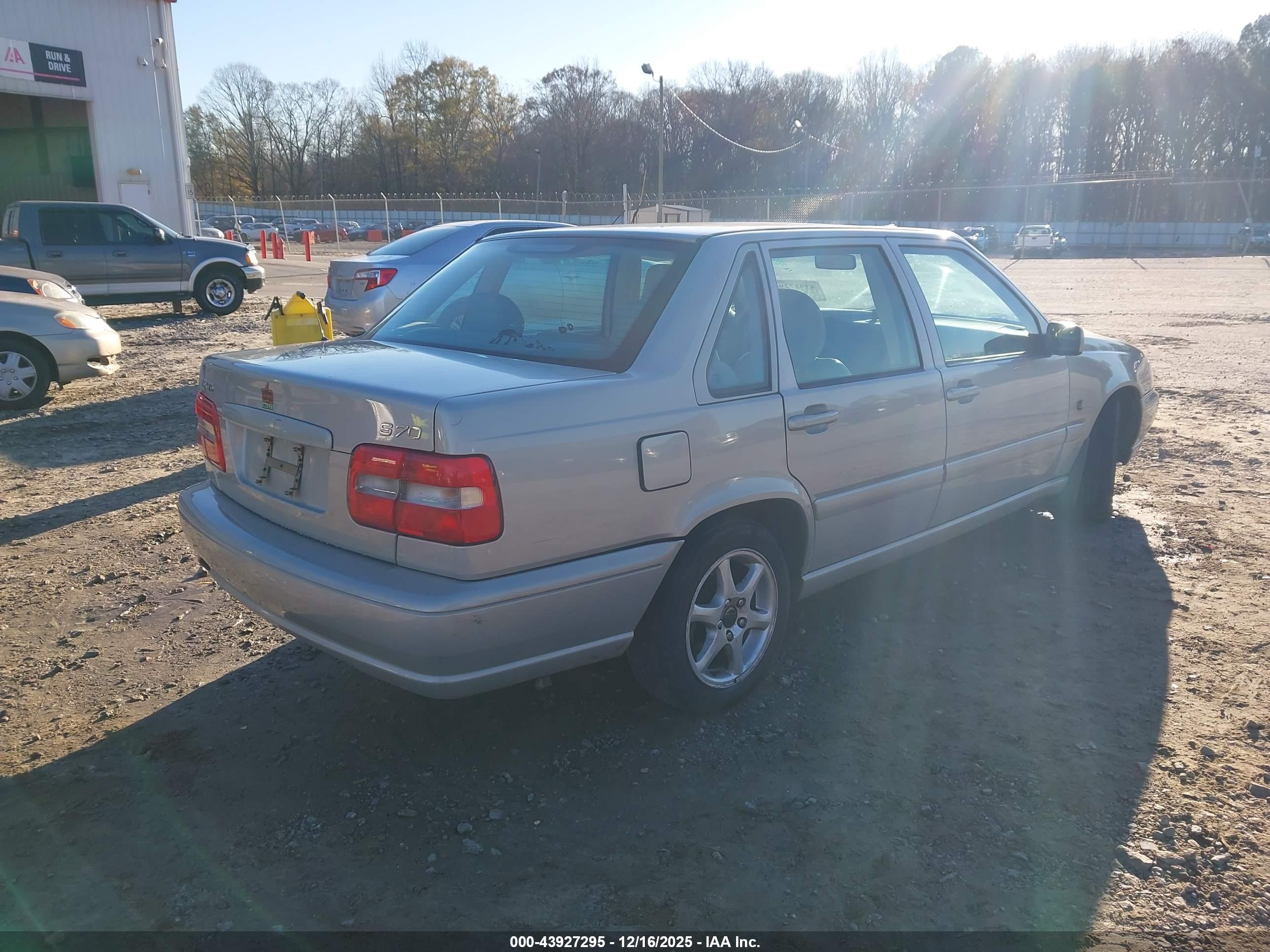 VOLVO S70 image 4