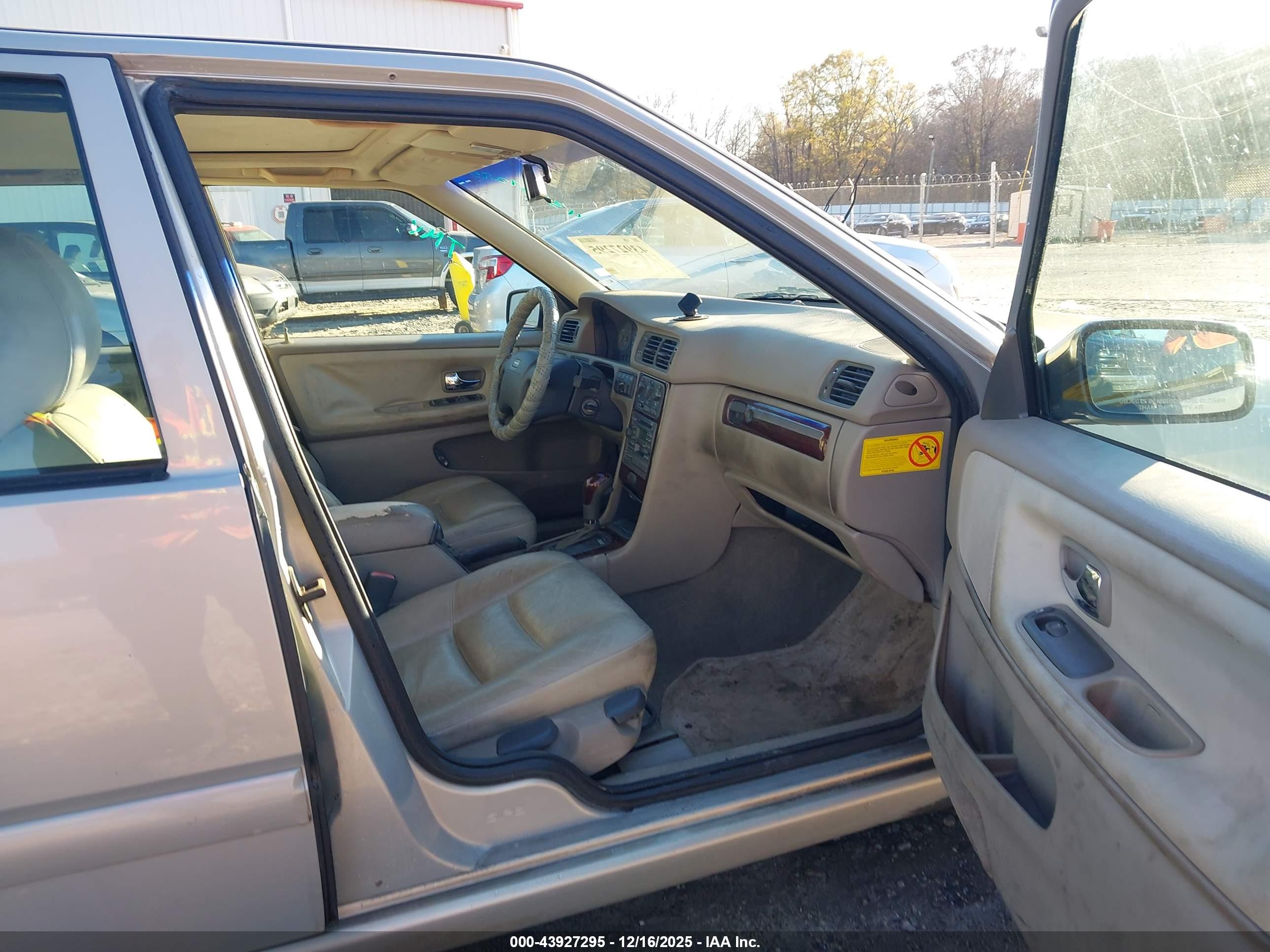VOLVO S70 image 5