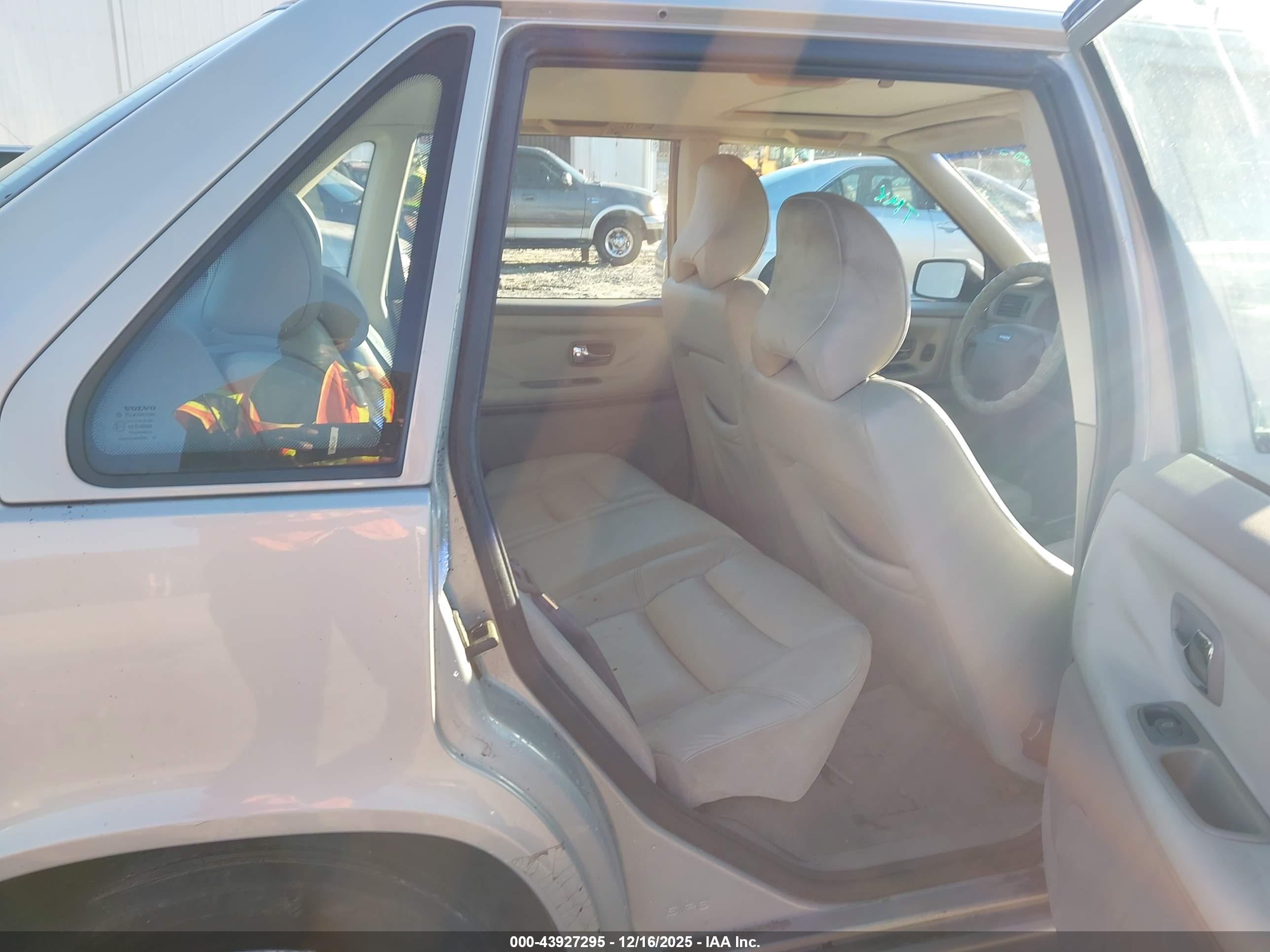 VOLVO S70 image 8