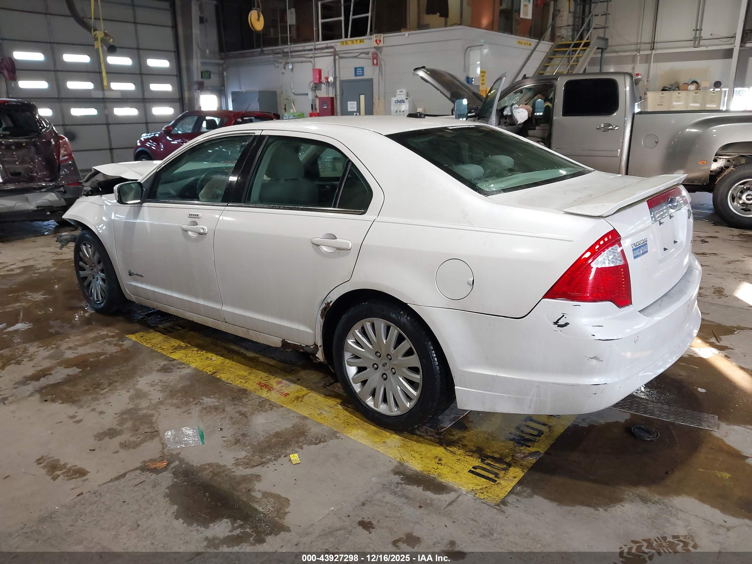 FORD FUSION image 3
