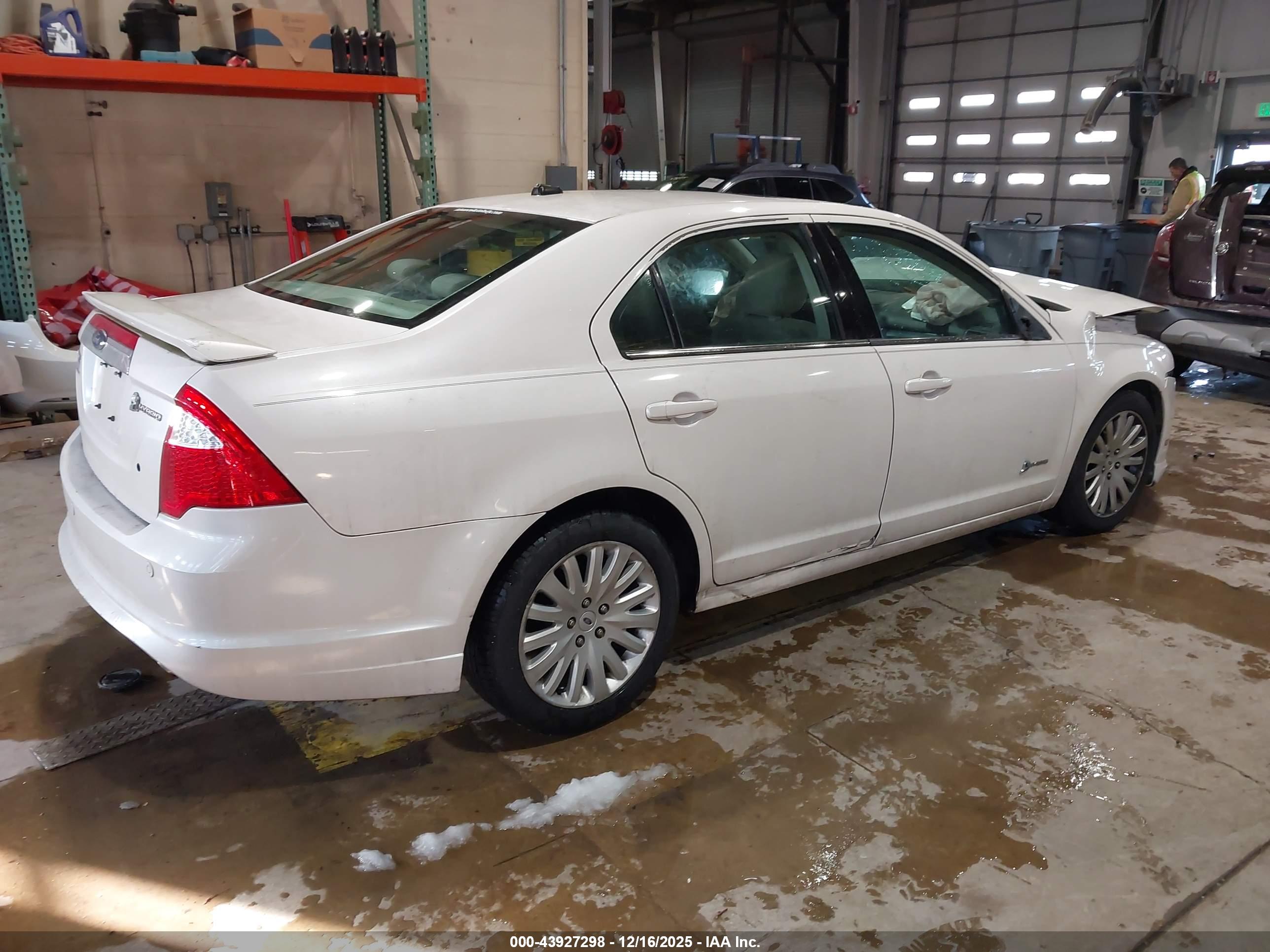 FORD FUSION image 4