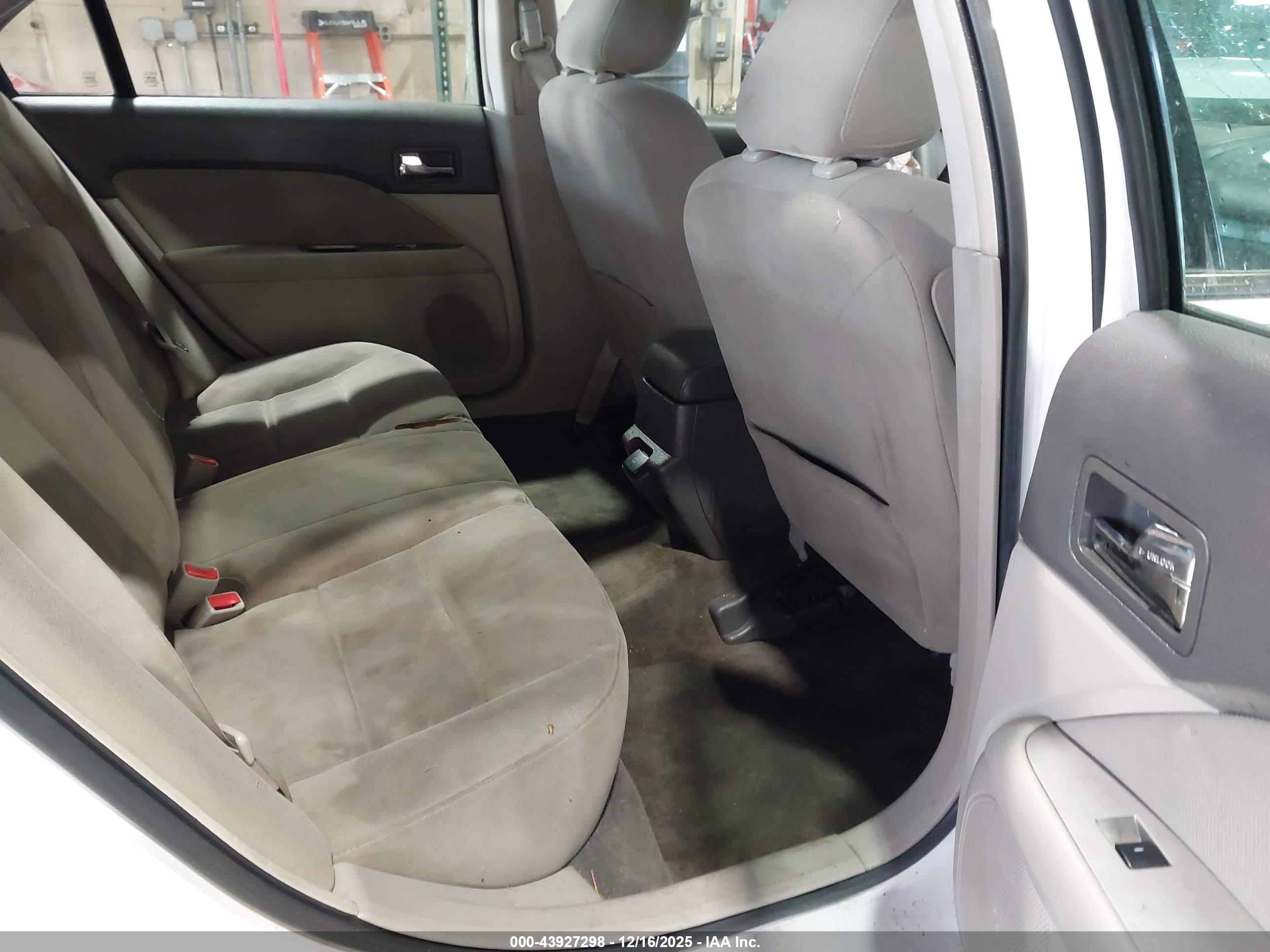 FORD FUSION image 8