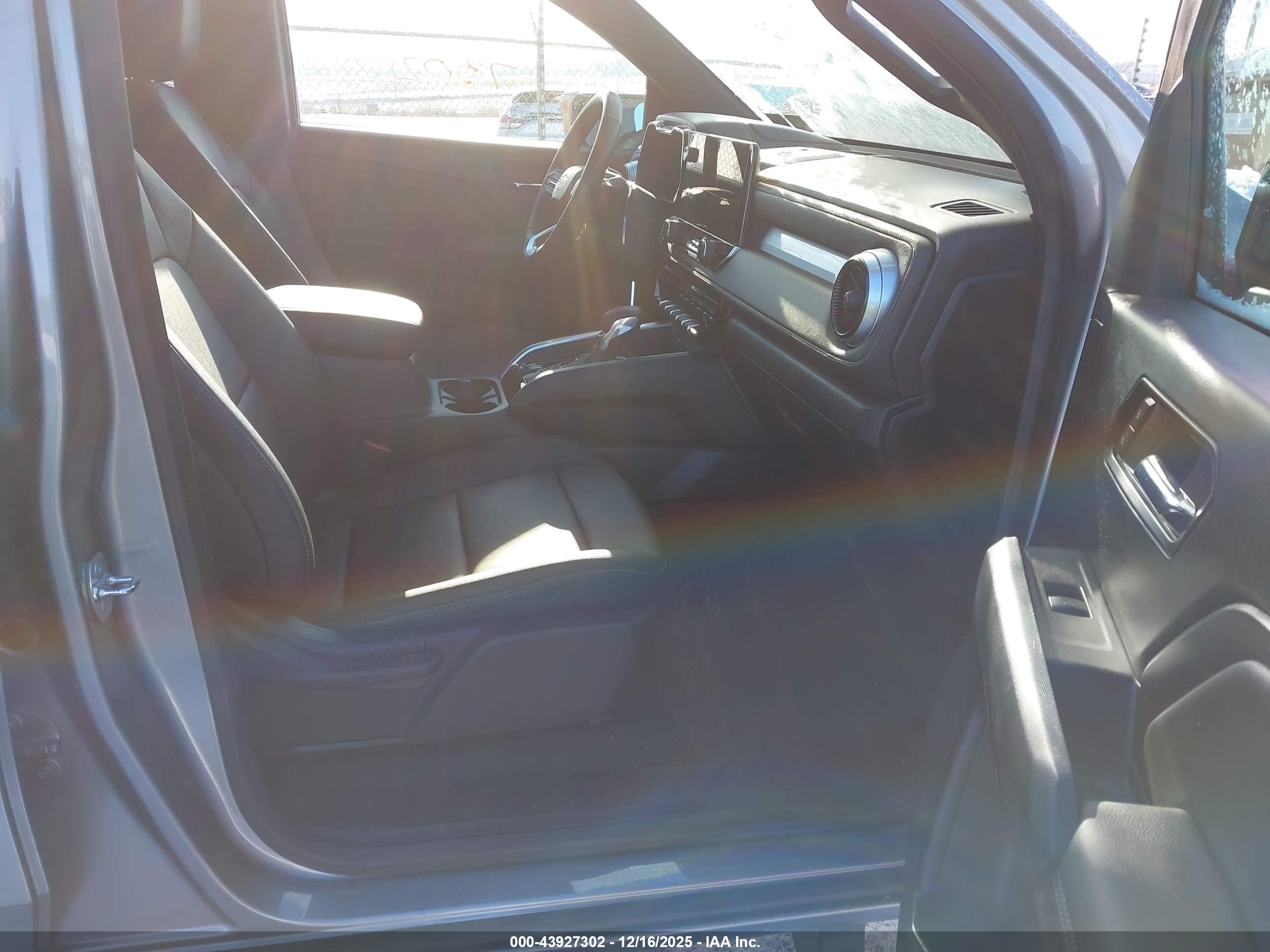 CHEVROLET COLORADO image 5