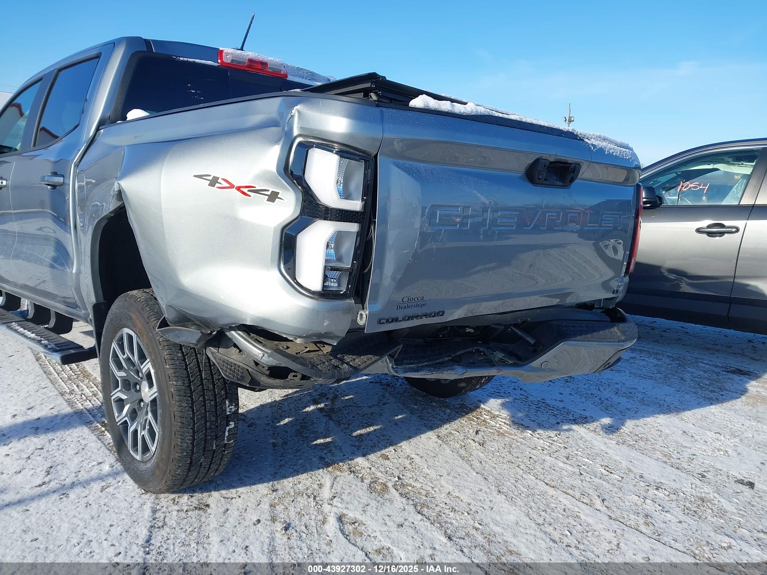 CHEVROLET COLORADO image 6
