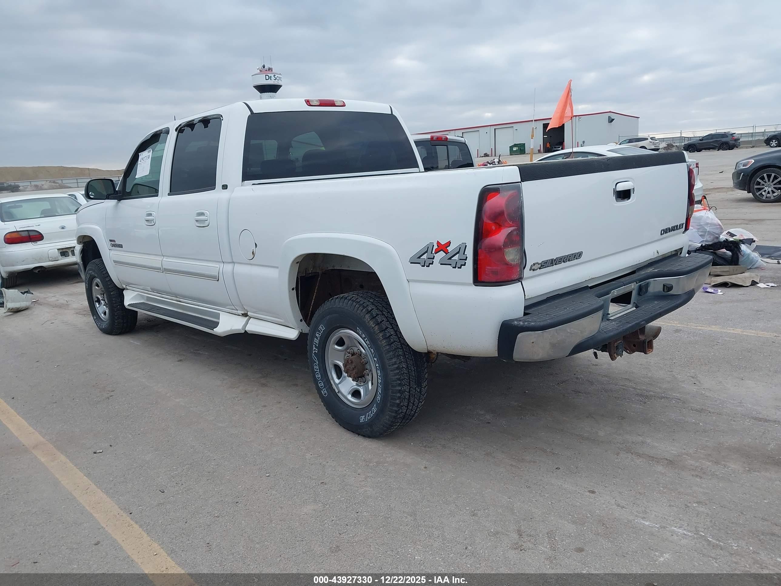 CHEVROLET SILVERADO image 3