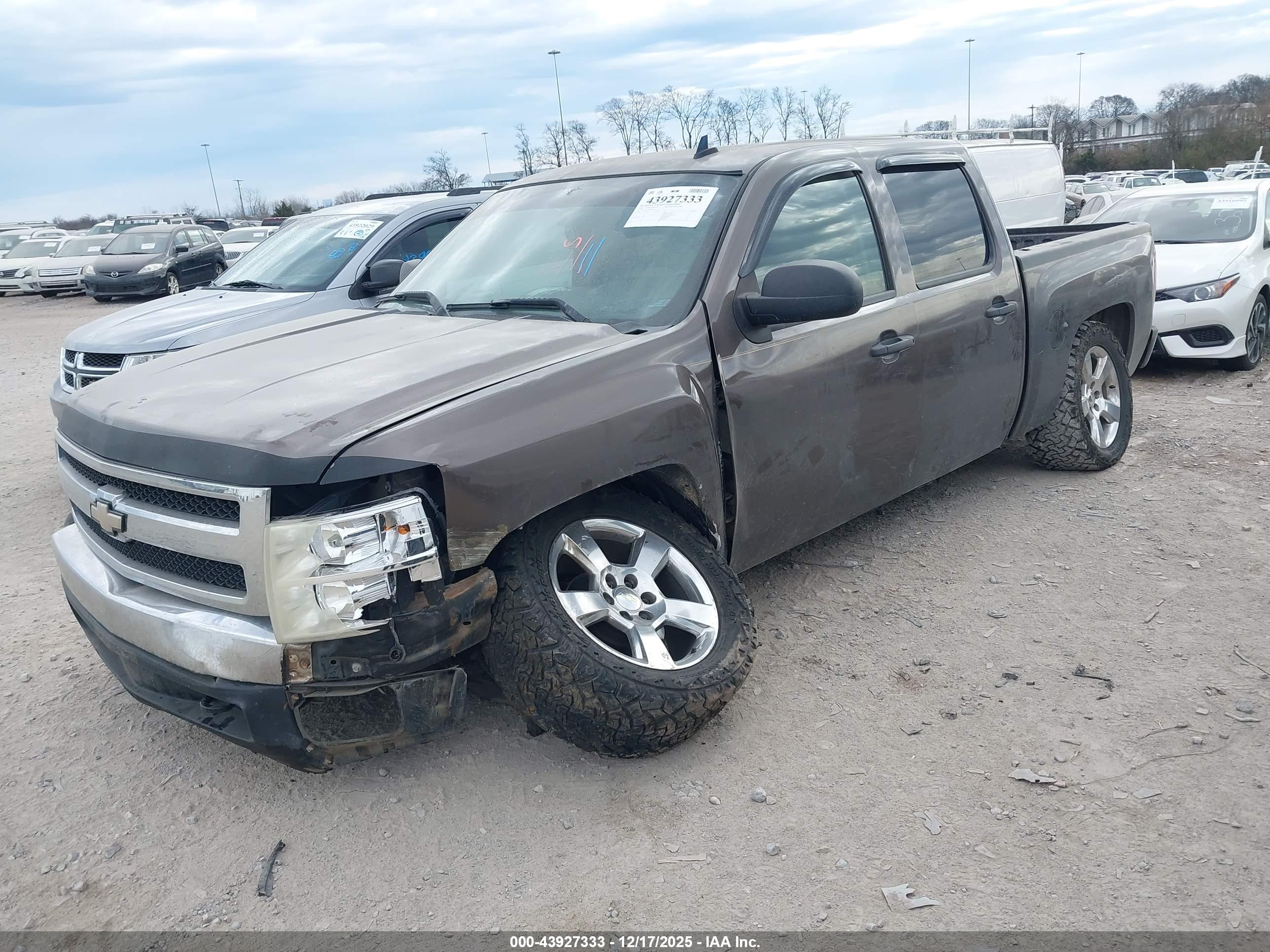 CHEVROLET SILVERADO image 2