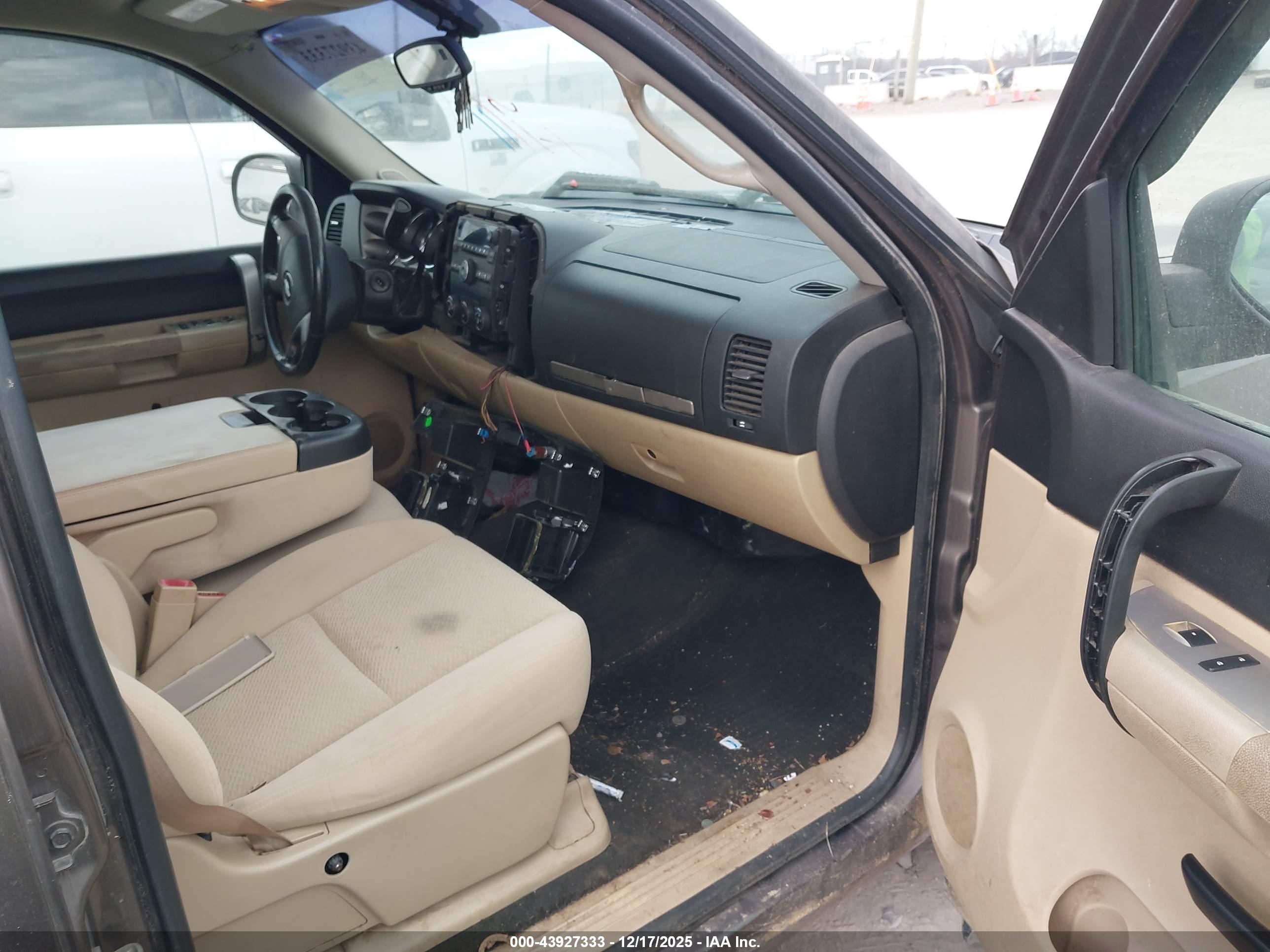 CHEVROLET SILVERADO image 5