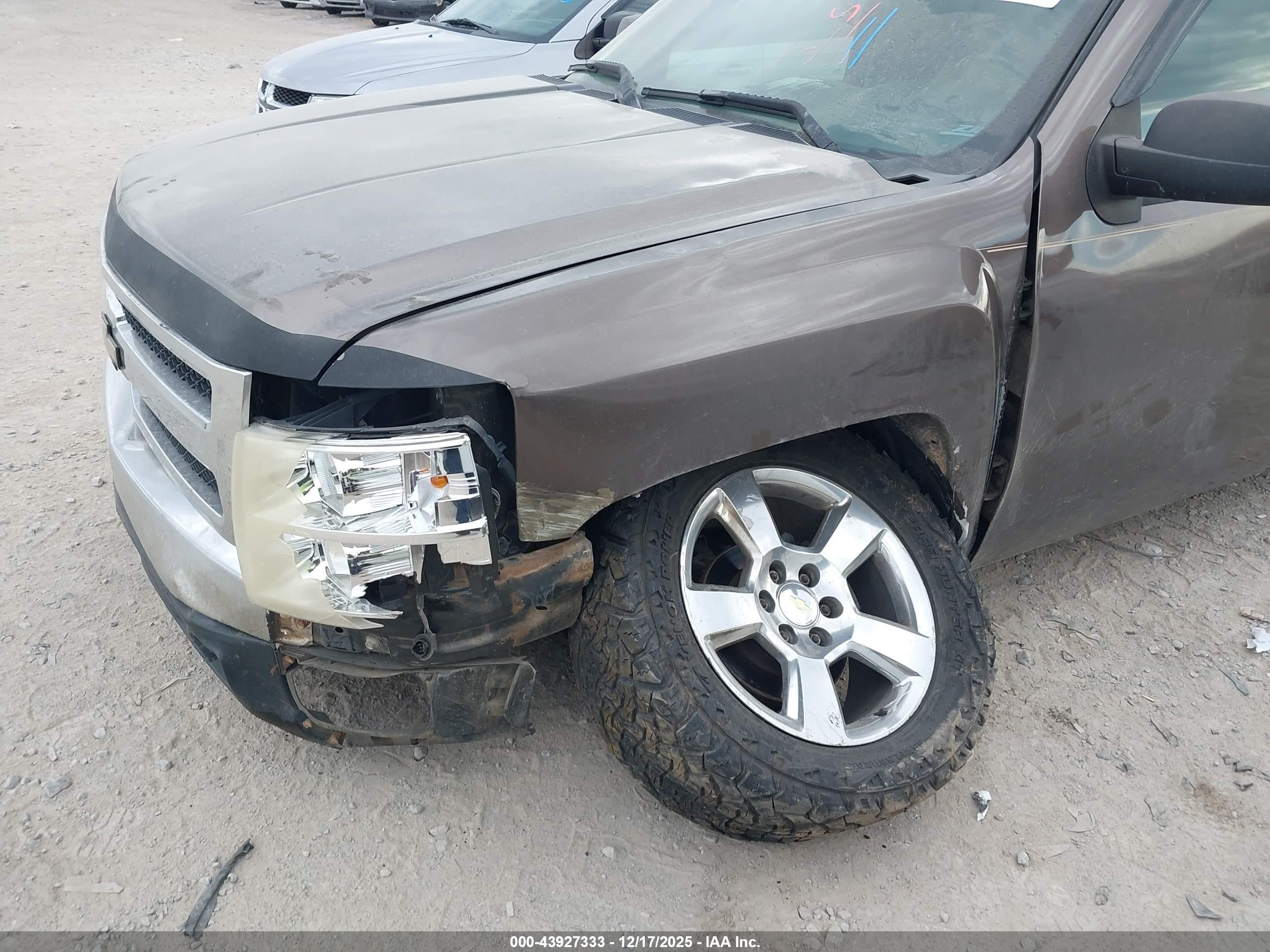 CHEVROLET SILVERADO image 6