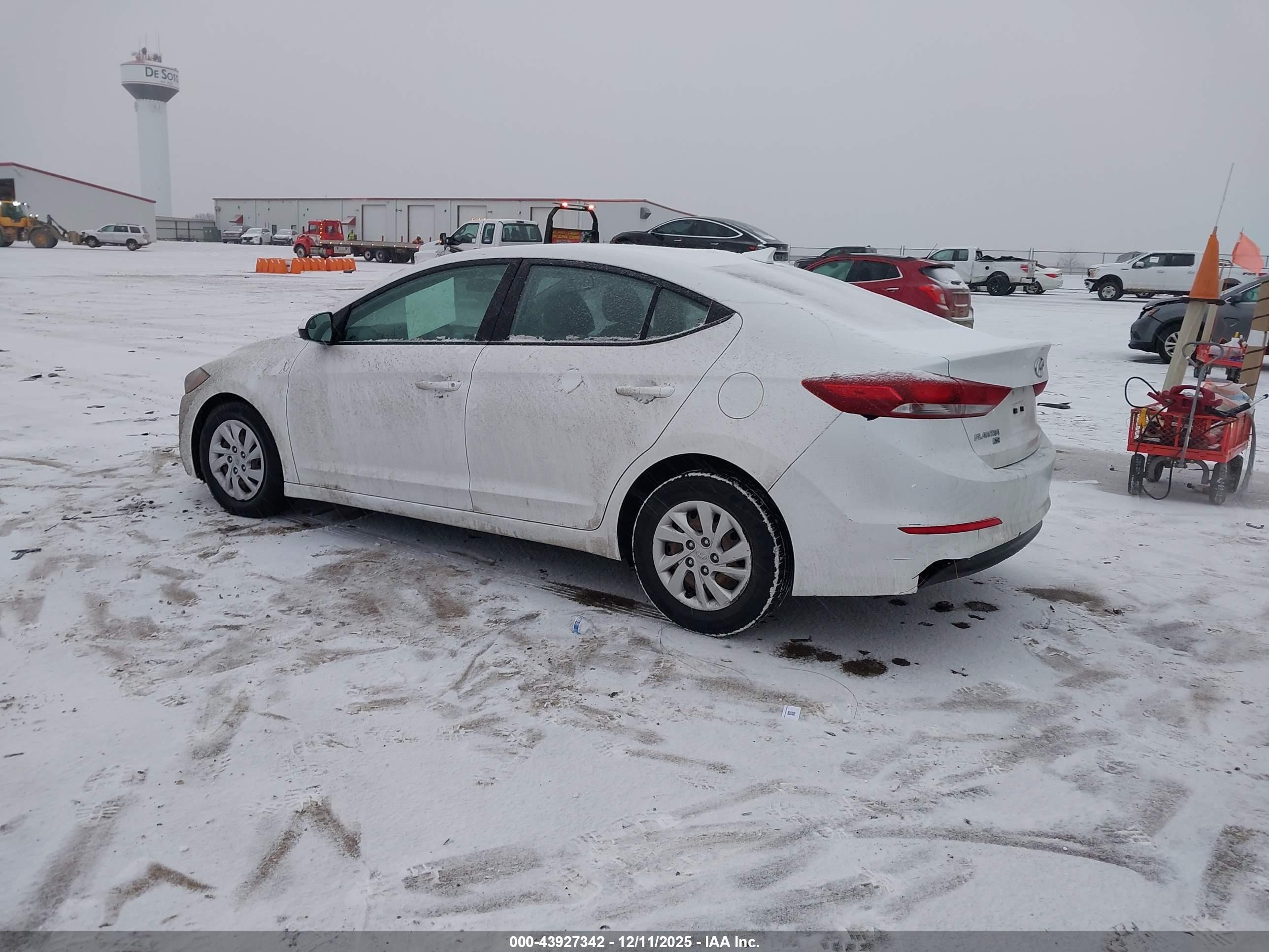 HYUNDAI ELANTRA image 3