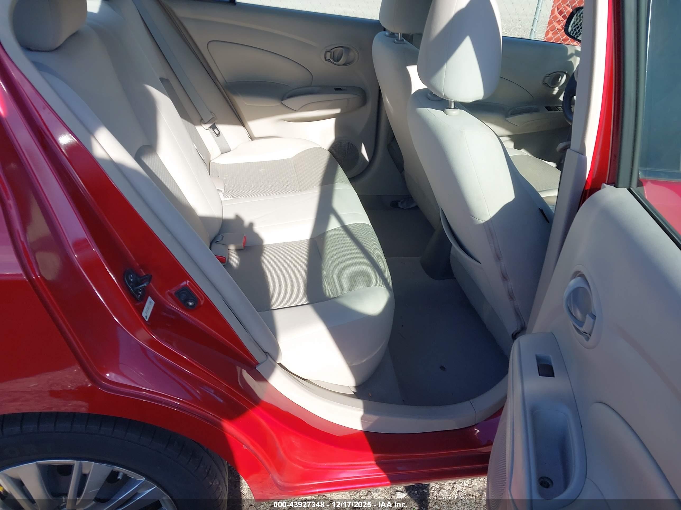 NISSAN VERSA image 8