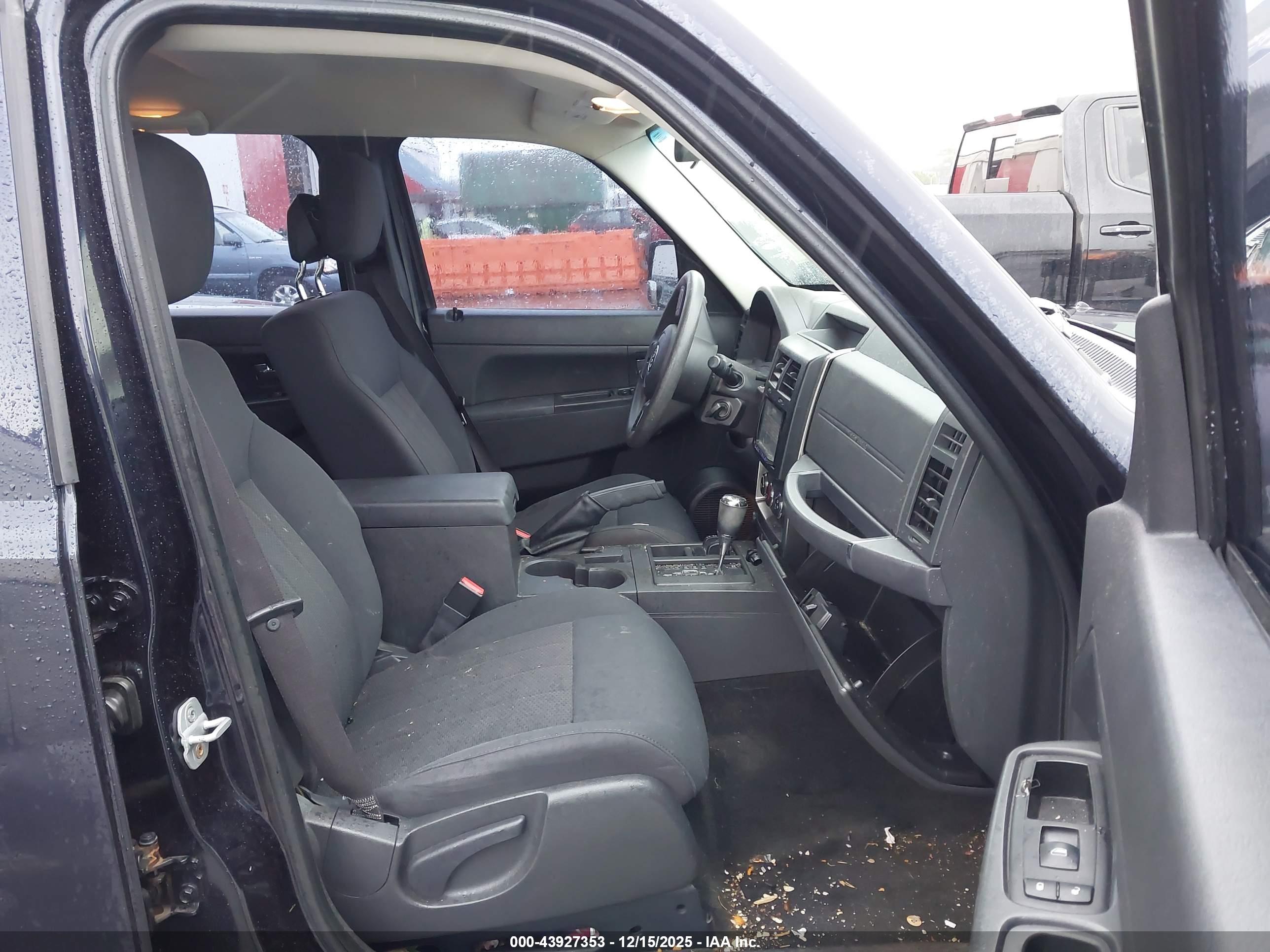 JEEP LIBERTY image 5