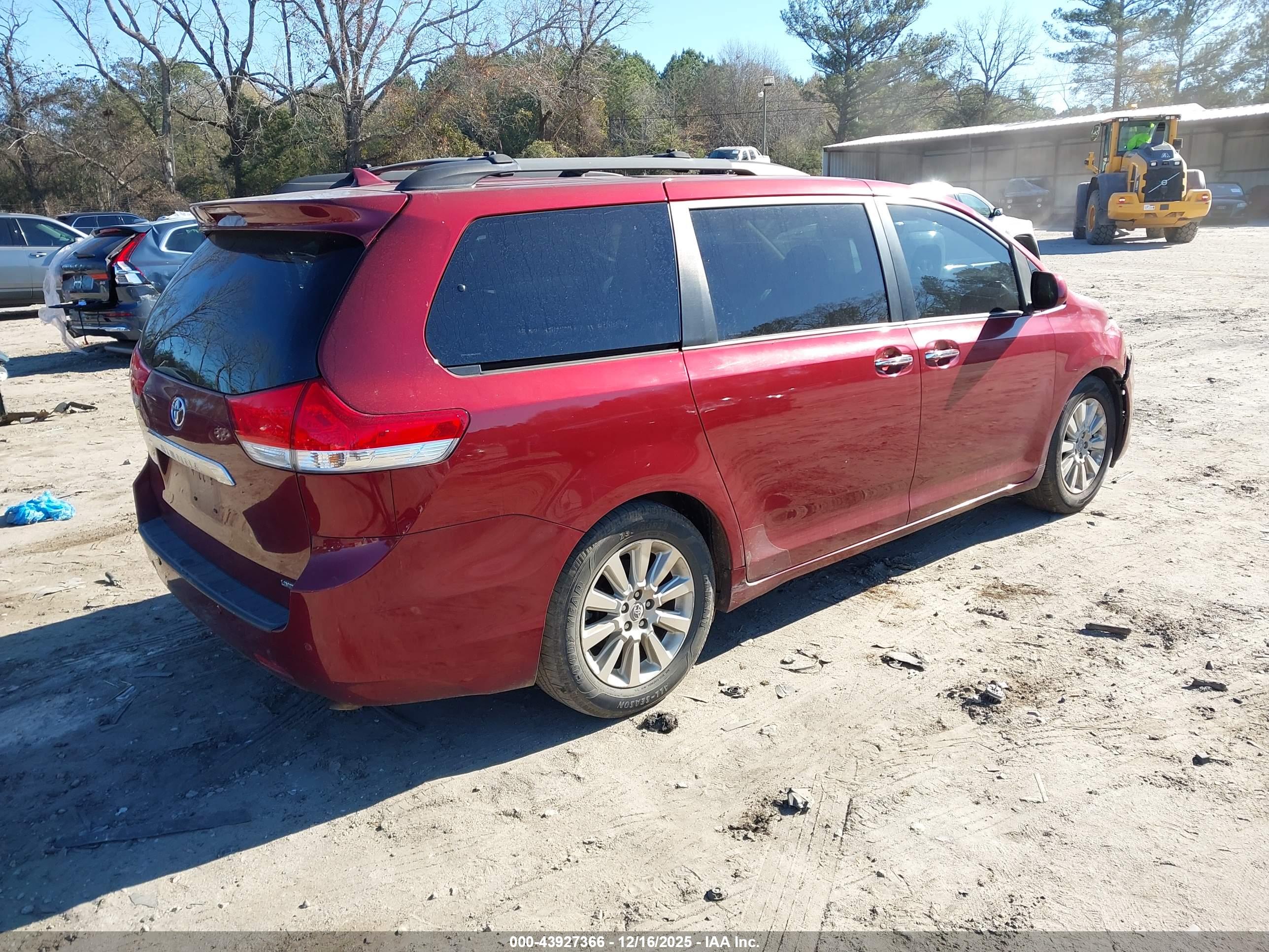 TOYOTA SIENNA image 4