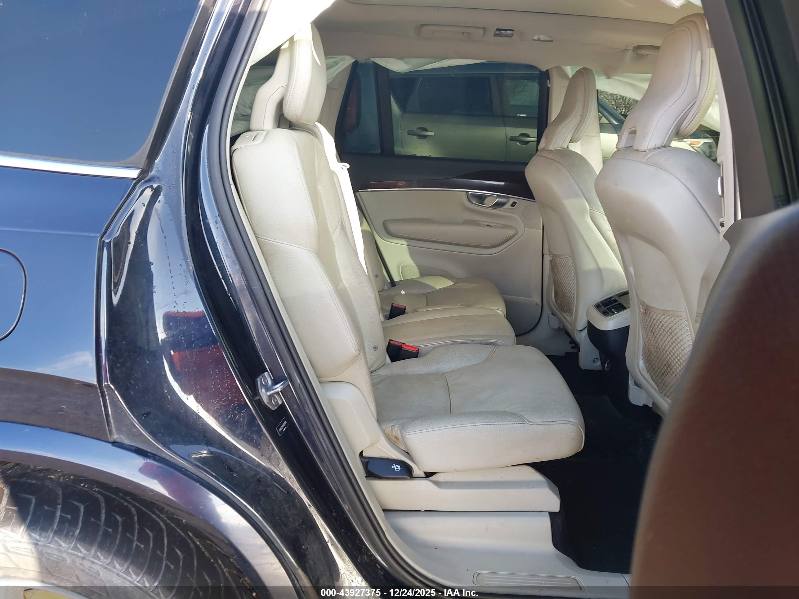 VOLVO XC90 image 8