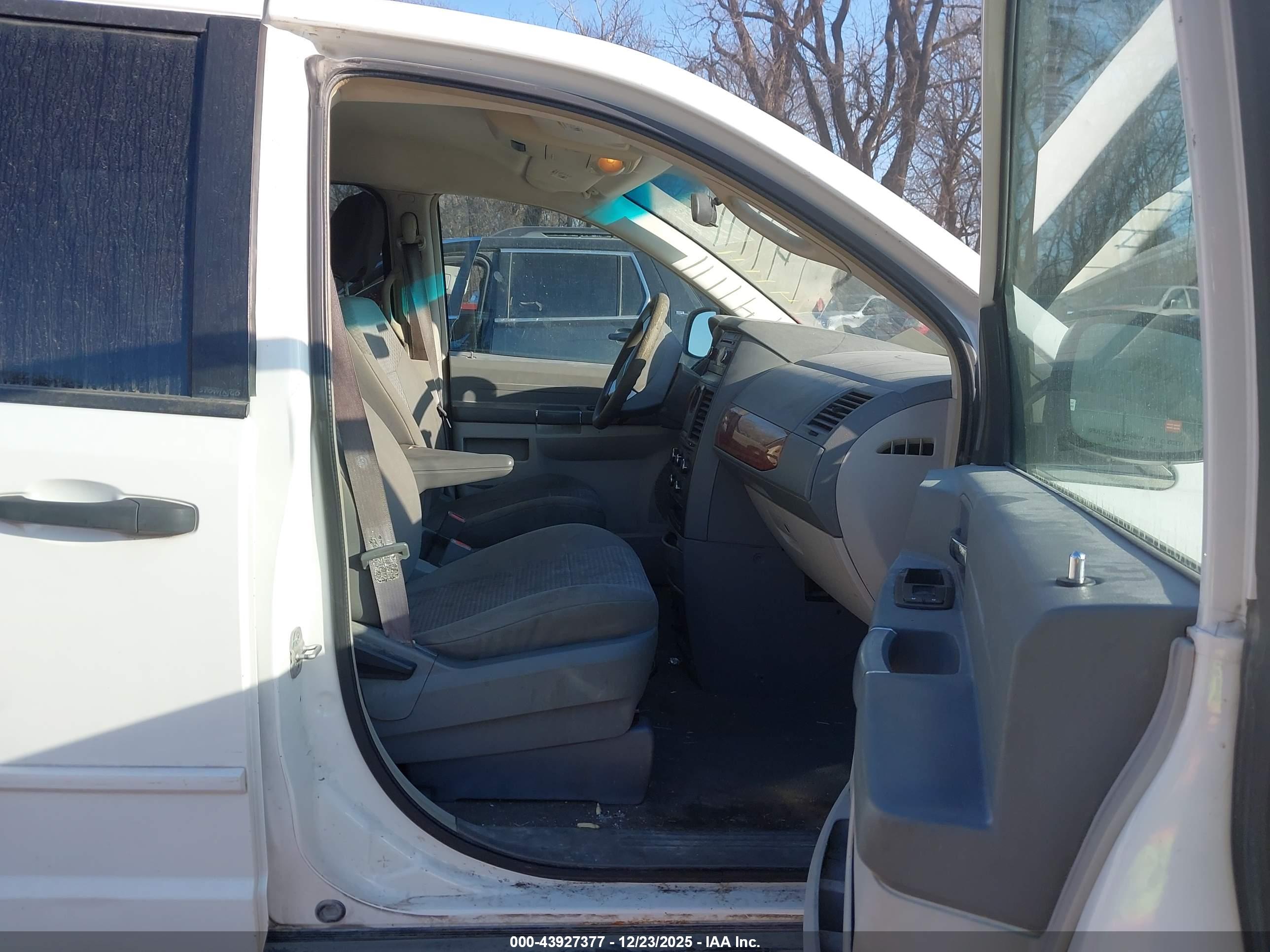CHRYSLER TOWN image 5