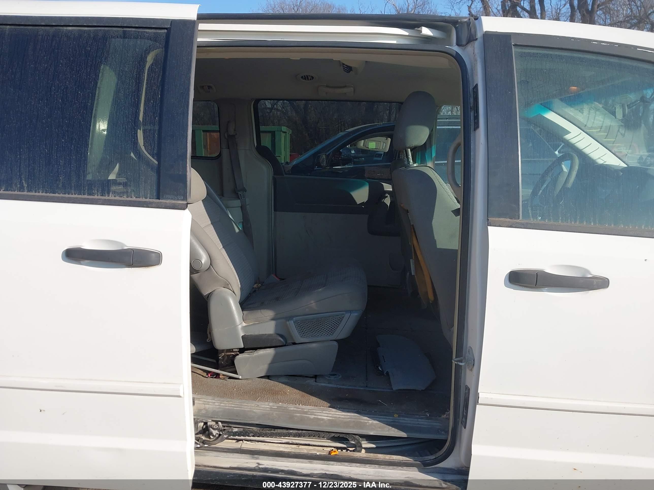 CHRYSLER TOWN image 8
