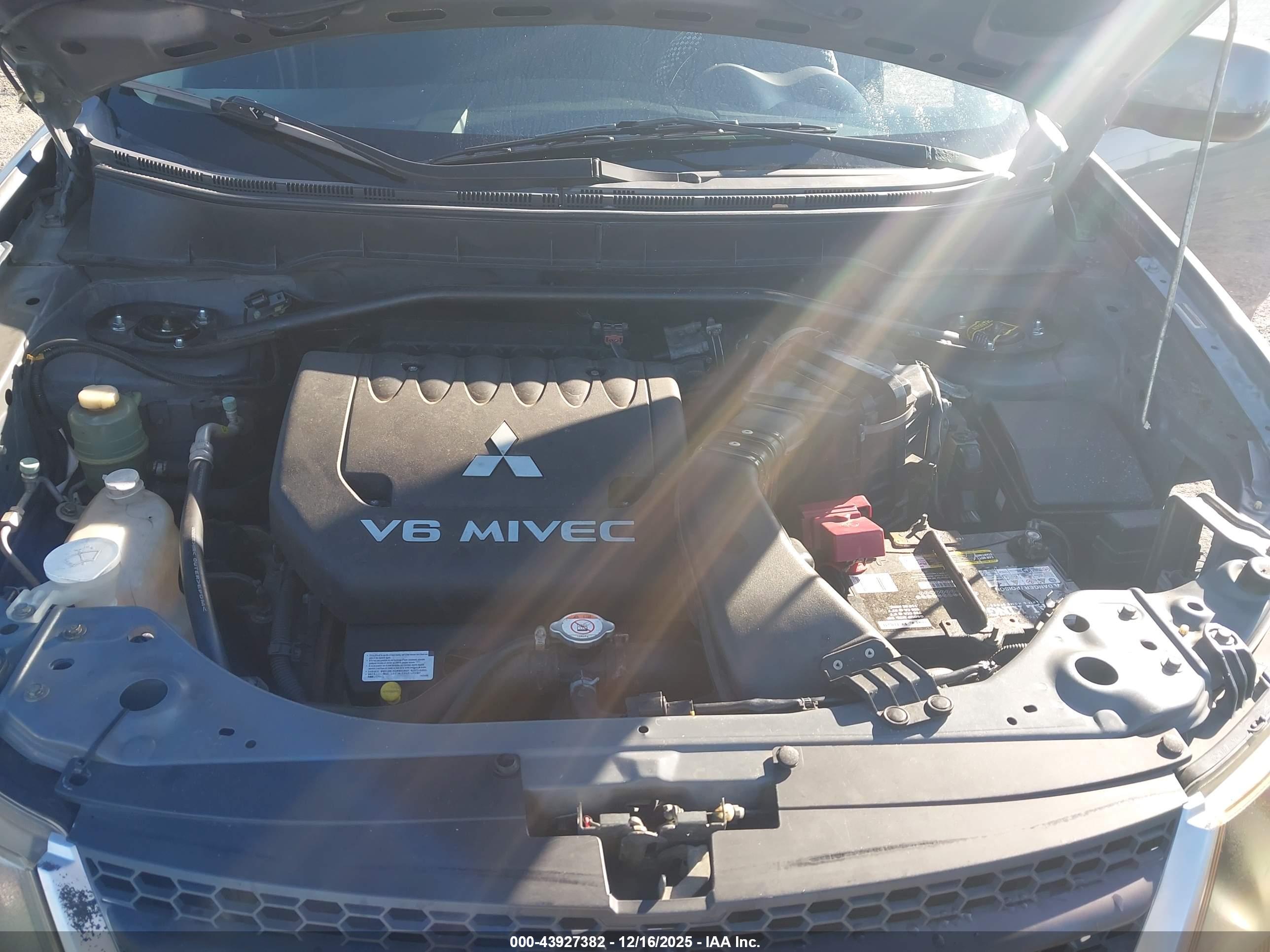 MITSUBISHI OUTLANDER image 10